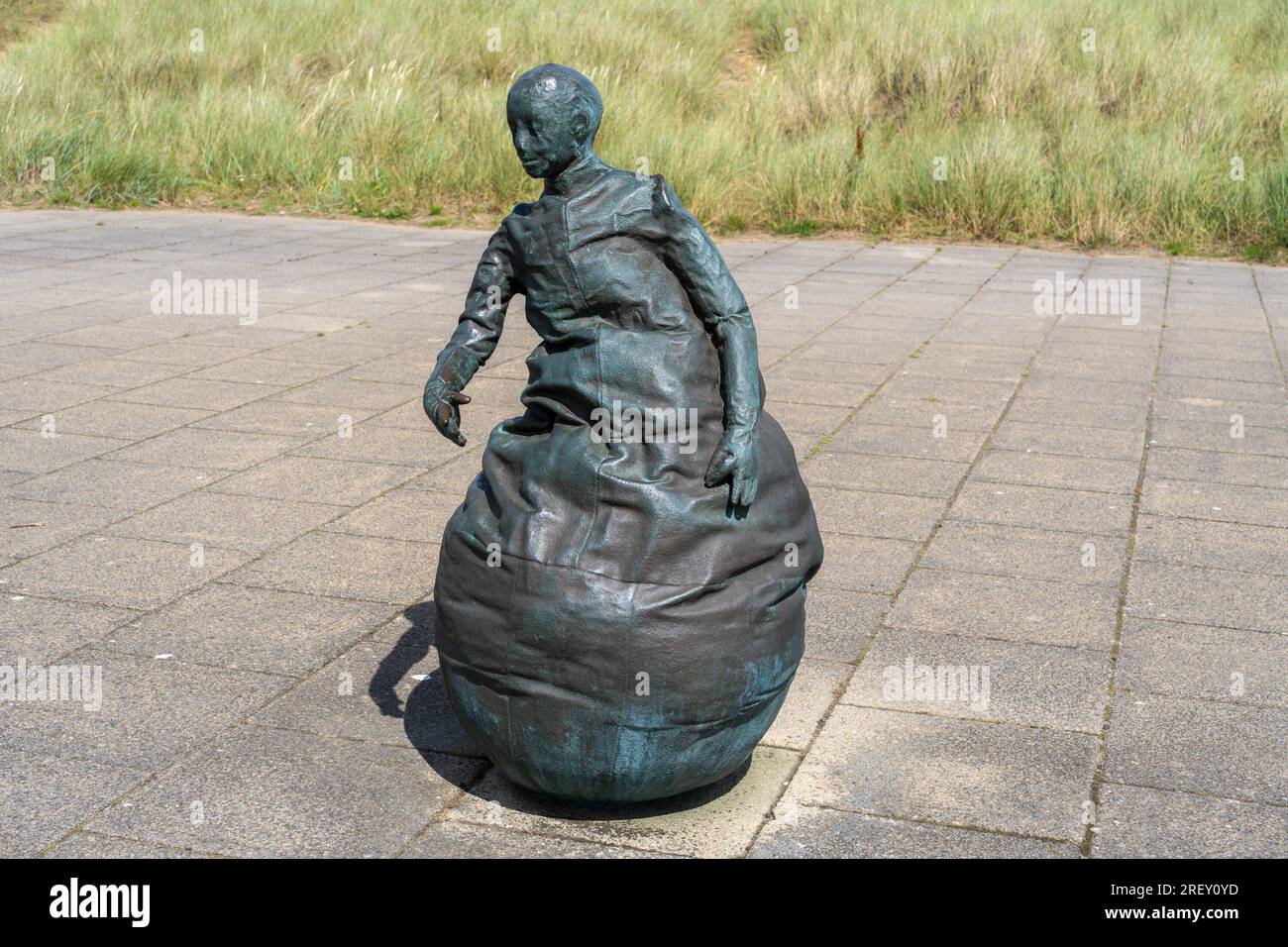 'Conversation Piece' sculptures by Juan Muñoz, locally known as The Weebles, at Littlehaven, South Shields, UK. Stock Photo