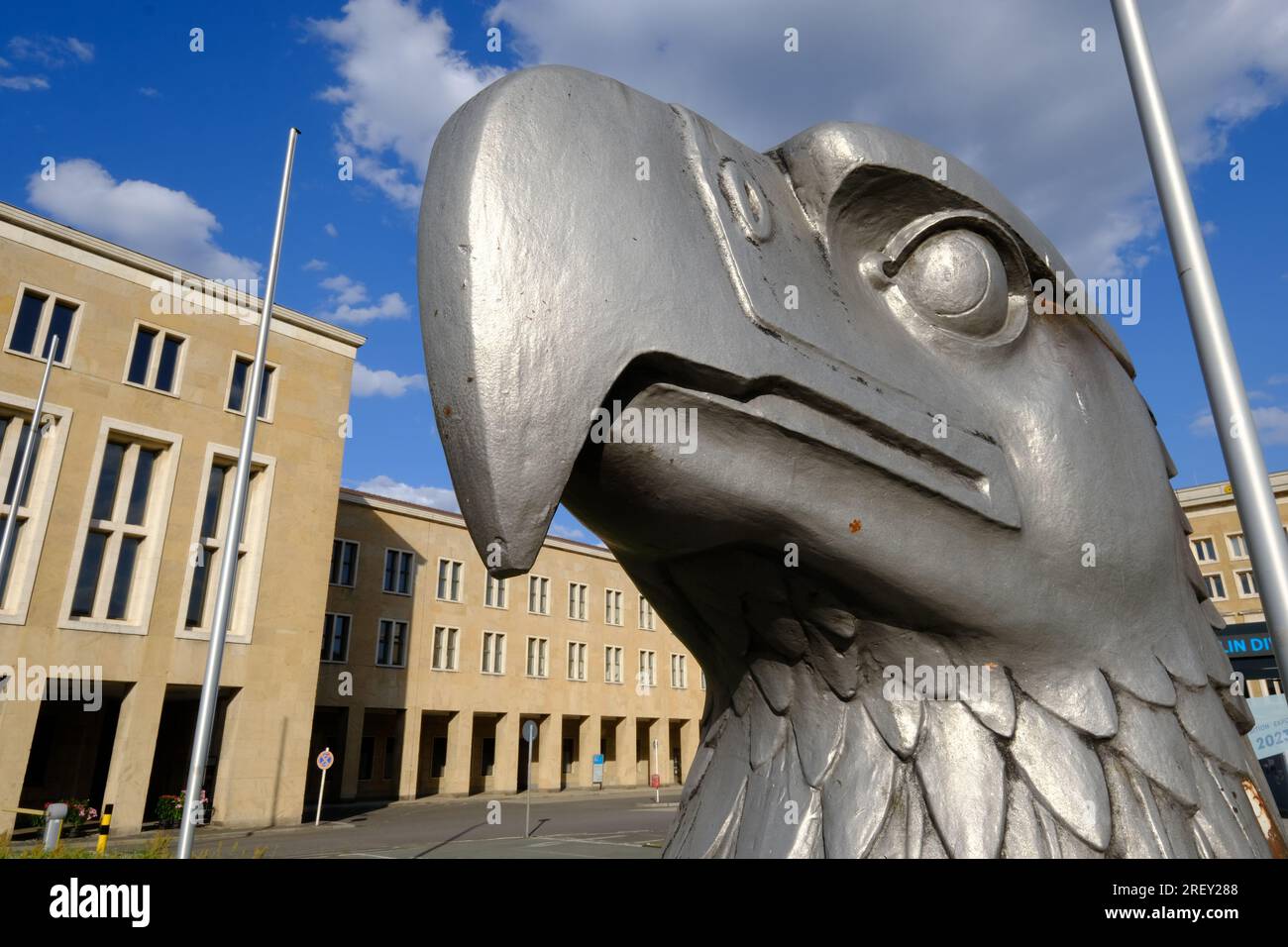 Statue En Fer D'une Tête D'aigle Debout Sur L'énorme Bloc De Pierre Devant  L'aéroport Tempelhof Photo éditorial - Image du poitrine, berlin: 261208951