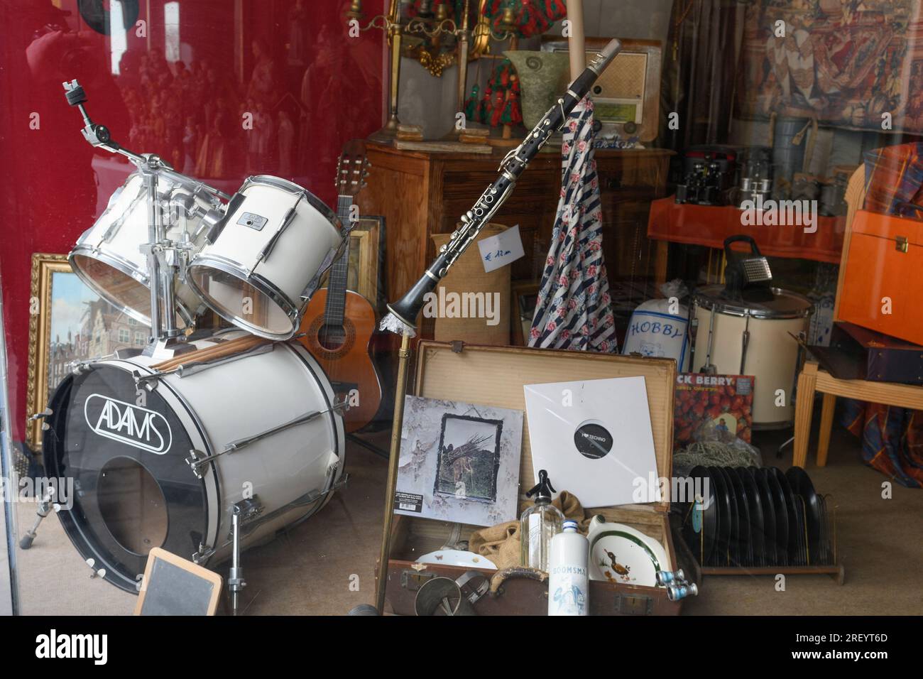 Tongeren. Limburg - Belgium 13-02-2022. Sale of old musical instruments at the flea market Stock Photo