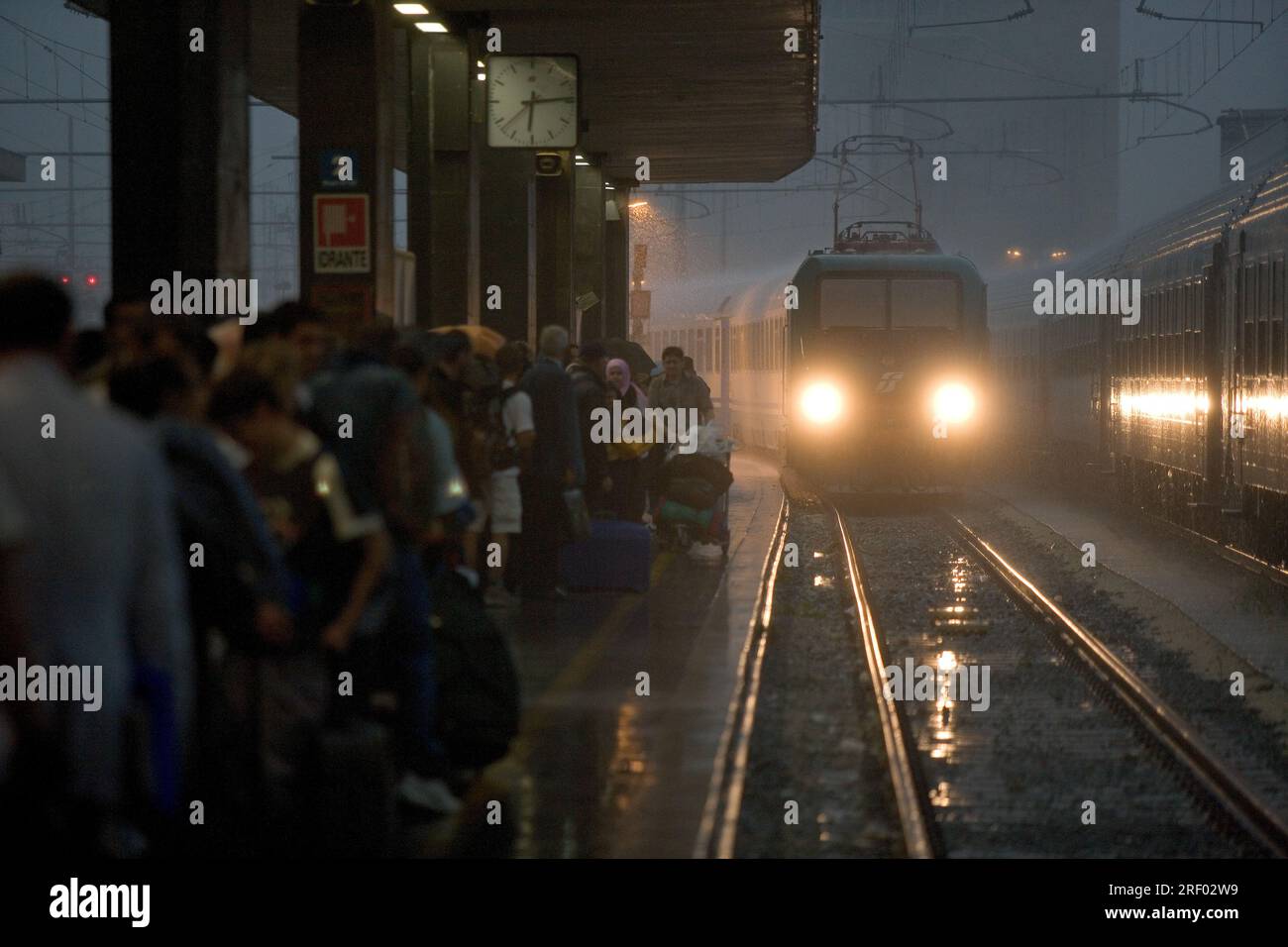 Crowded train platform hi-res stock photography and images - Alamy