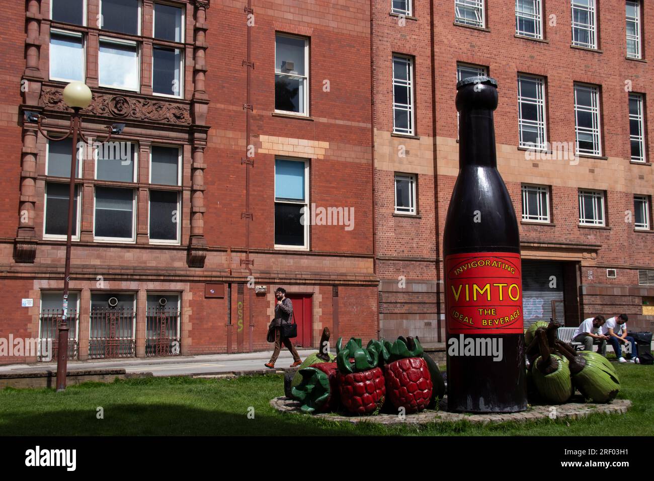 vimto-statue-in-manchester-stock-photo-alamy