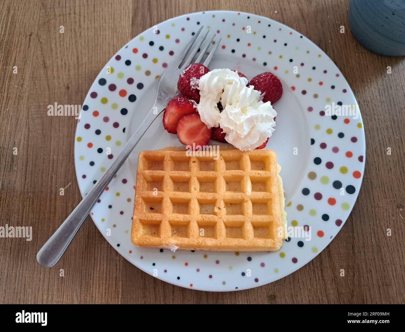 Waffel mit Erdbeeren und Sahne Stock Photo - Alamy