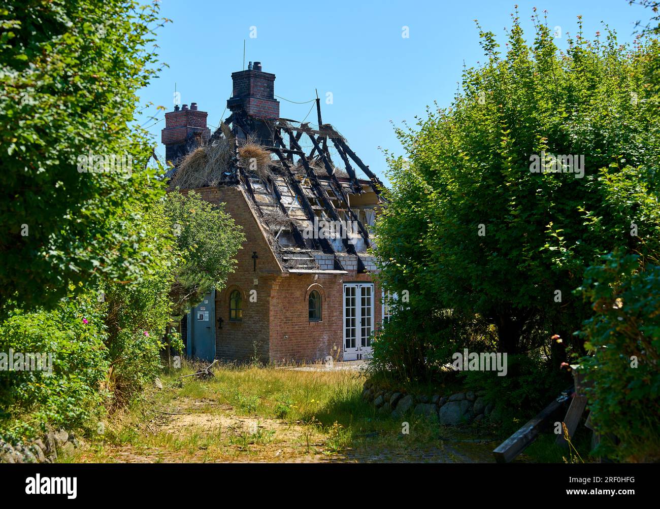 Burned thatched house  on June 26, 2023  in Kampen near Westerland, Sylt Island, Germany.  © Peter Schatz / Alamy Stock Photos Stock Photo