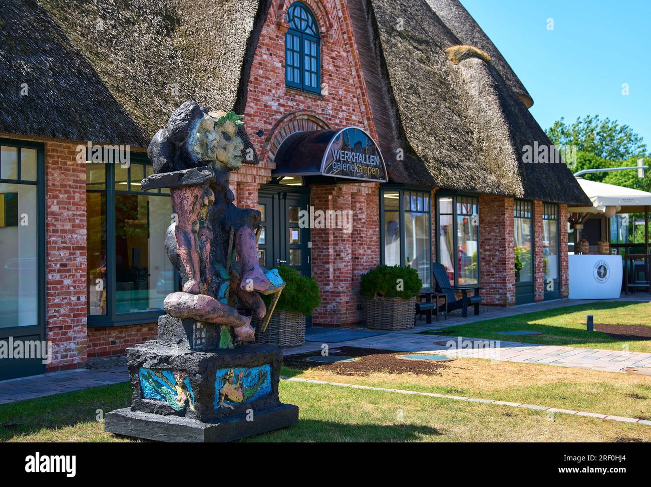 Thatched house Werkhallen Galerie and shopping area whisky mile (Strönwei)  on June 26, 2023 in Kampen near Westerland, Sylt Island, Germany. © Peter  Schatz / Alamy Stock Photos Stock Photo - Alamy