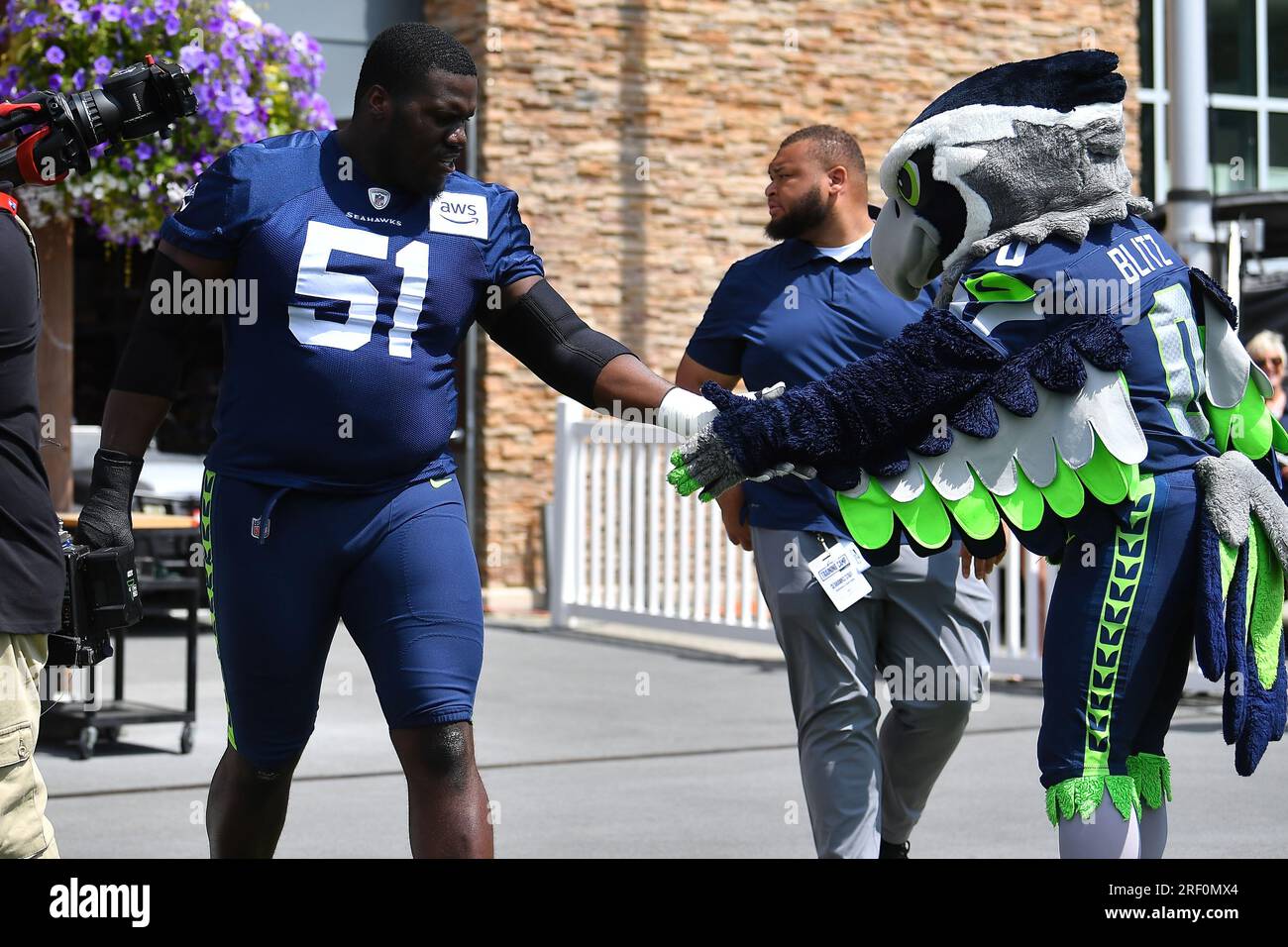 Seattle seahawks mascot blitz hi-res stock photography and images - Alamy