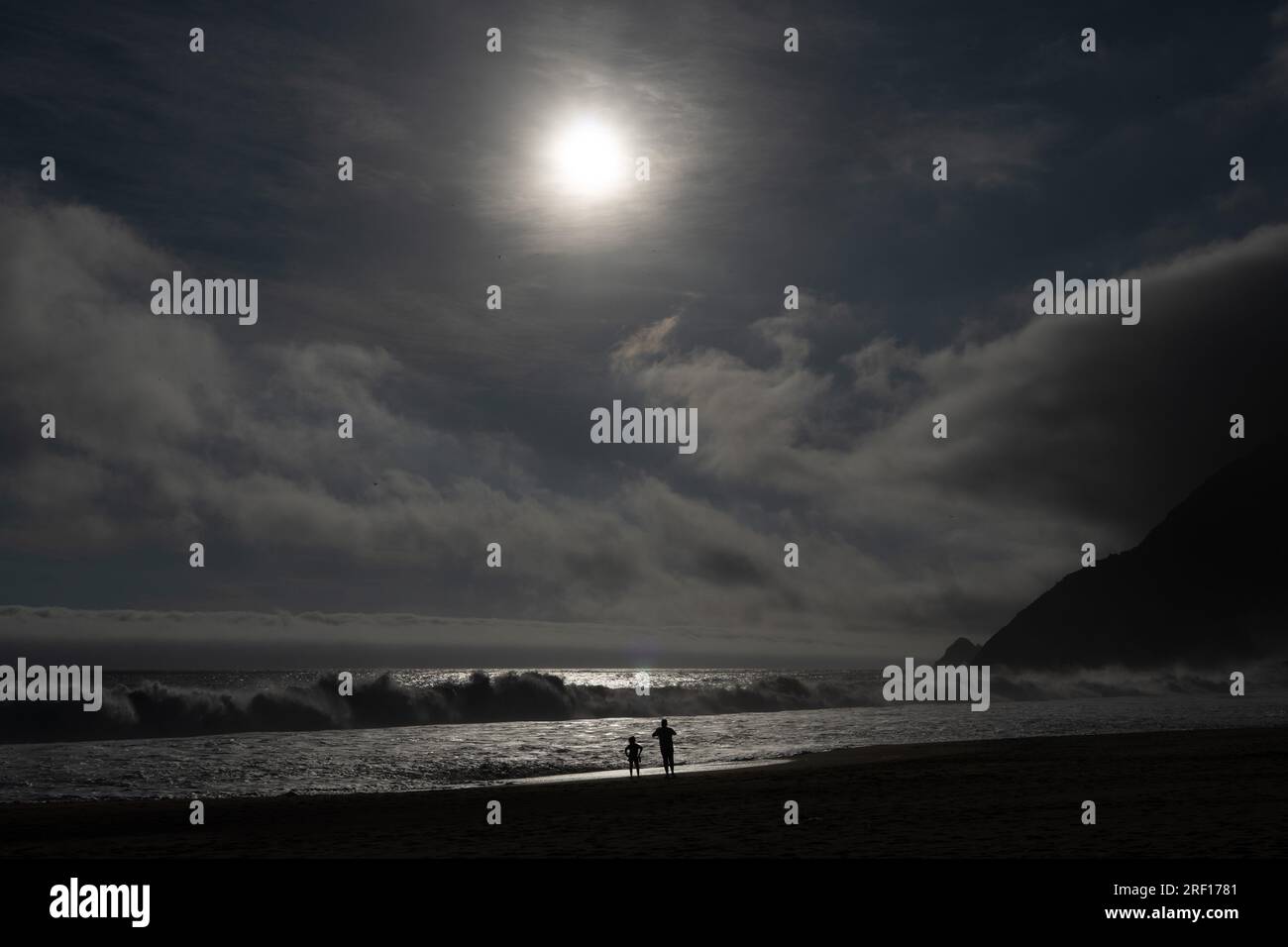 Quintay, Valparaiso, Chile. 29th July, 2023. A family looks at the sea from the shore at the beach in Quintay, Chile, on a winter day. (Credit Image: © Matias Basualdo/ZUMA Press Wire) EDITORIAL USAGE ONLY! Not for Commercial USAGE! Stock Photo