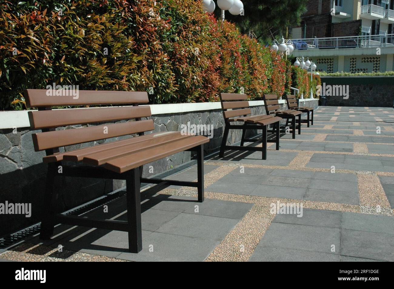 Row empty green benches hi-res stock photography and images - Alamy