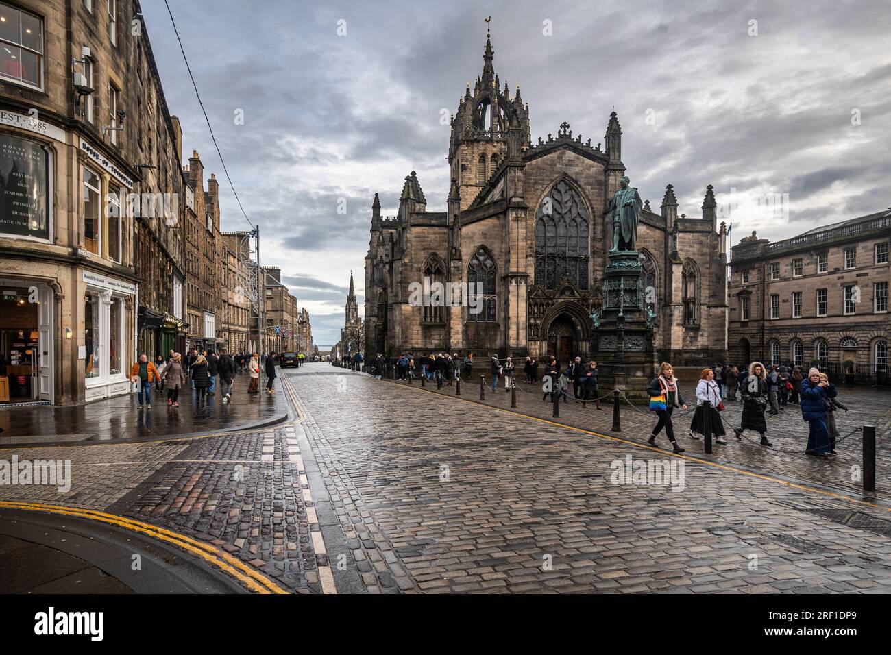 View Edinburgh’s Royal Mile, the most famous street of the city, with the St Giles Cathedral on the right. Edinburgh, Scotland, Jan. 2023. Stock Photo