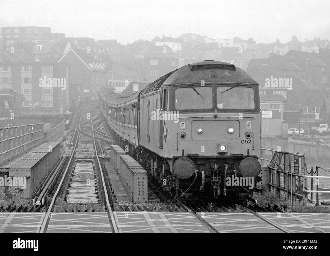 A Class 47 diesel locomotive number 47052 descends the steep gradient into Folkestone Harbour with Hertfordshire Railtours “The Grain Train” enthusiast rail tour. Folkestone, 6th June 1992. Stock Photo