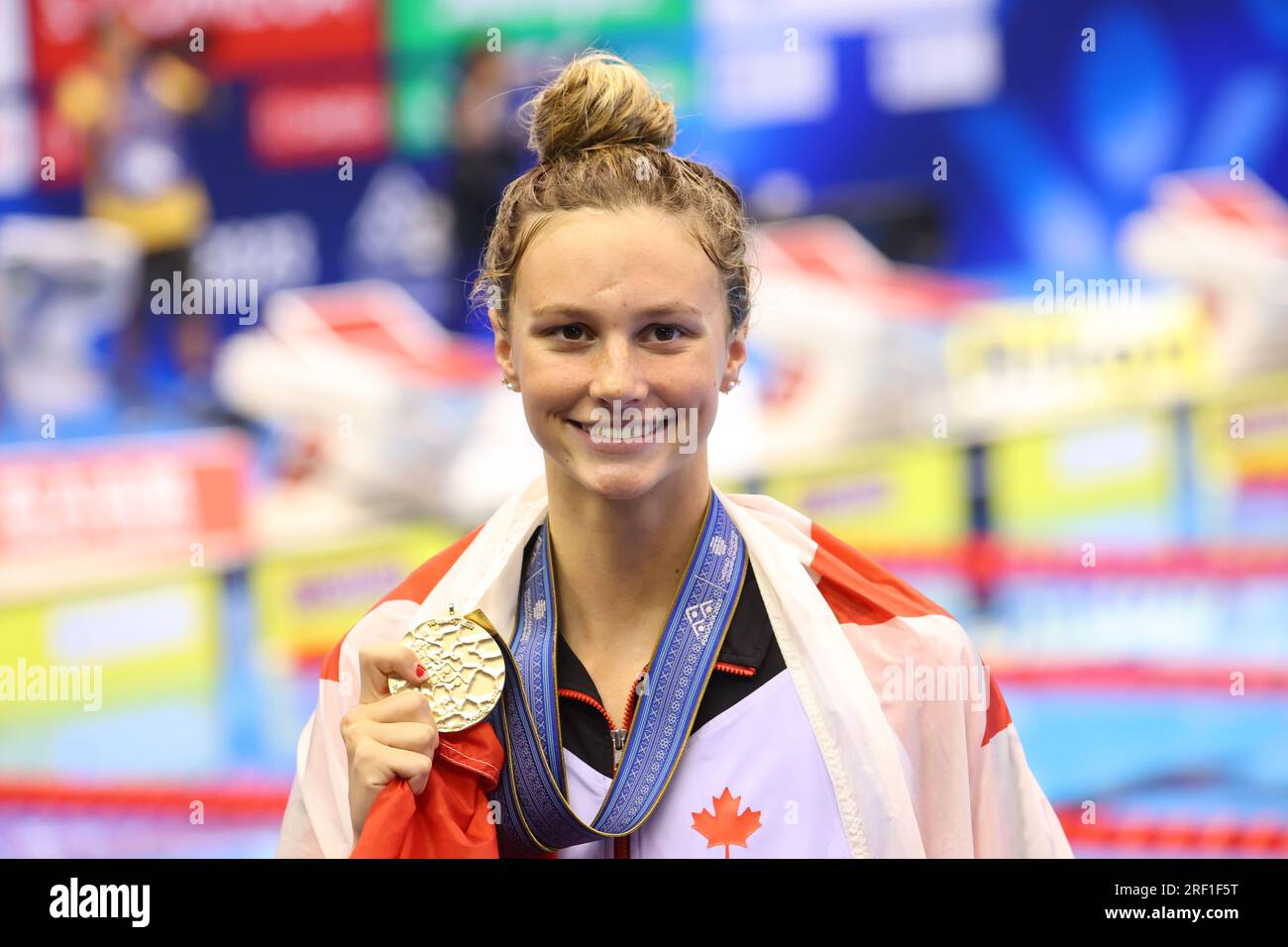 Summer MCINTOSH (CAN) celebrates with the gold medal for the Women 400m