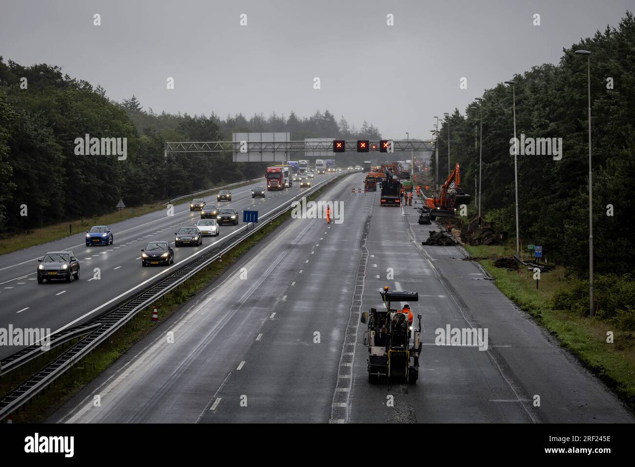 ARNHEM - Work on the A12. The highway near Arnhem is closed for days in the direction of Germany due to major maintenance by Rijkswaterstaat. ANP ROBIN VAN LONKHUIJSEN netherlands out - belgium out Stock Photo