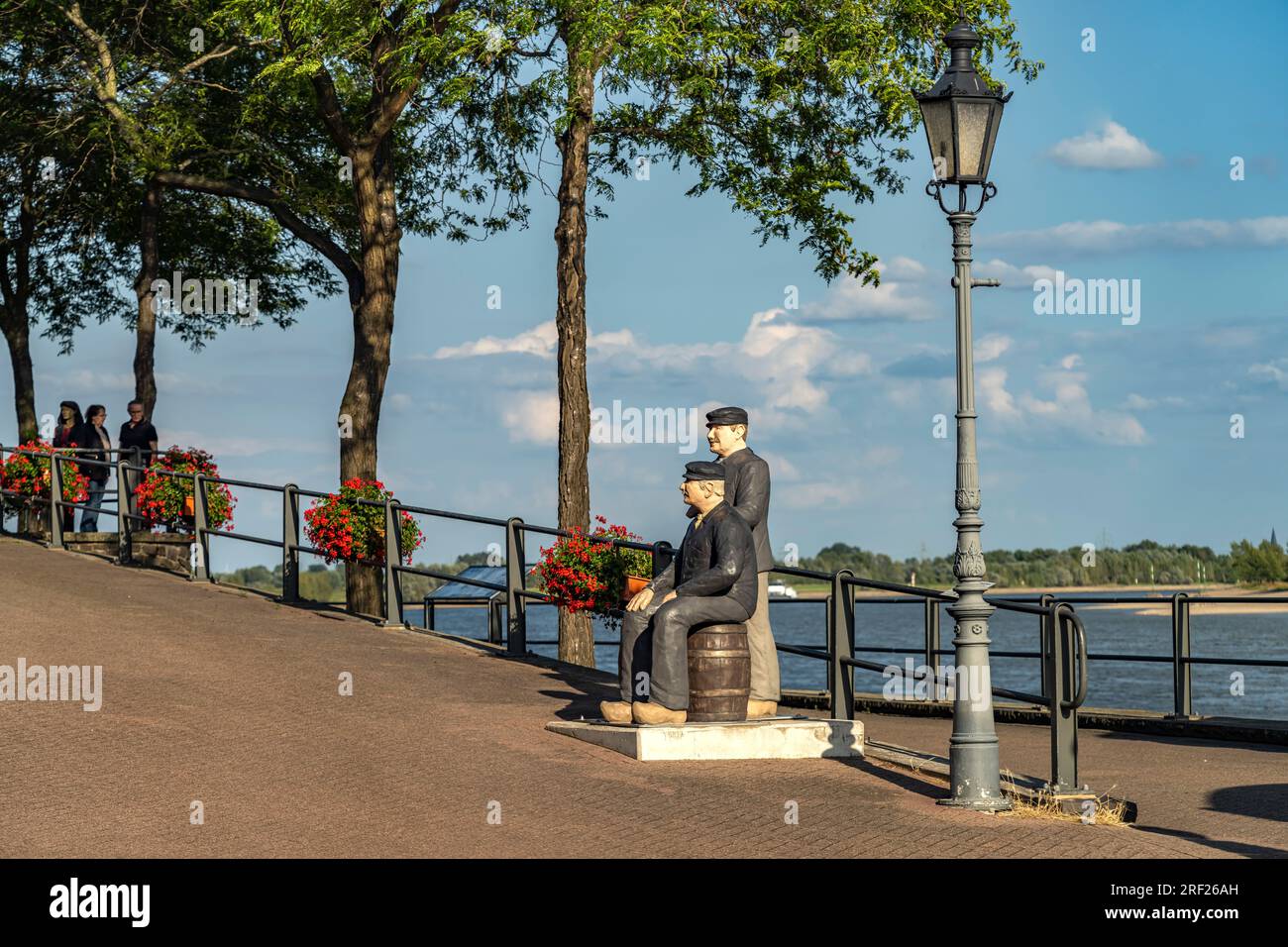 Skulptur mit zwei Arbeitern  Rääße Sackendräger an der Rheinpromenade in Rees, Niederrhein, Nordrhein-Westfalen, Deutschland, Europa |  Sculpture Rääß Stock Photo