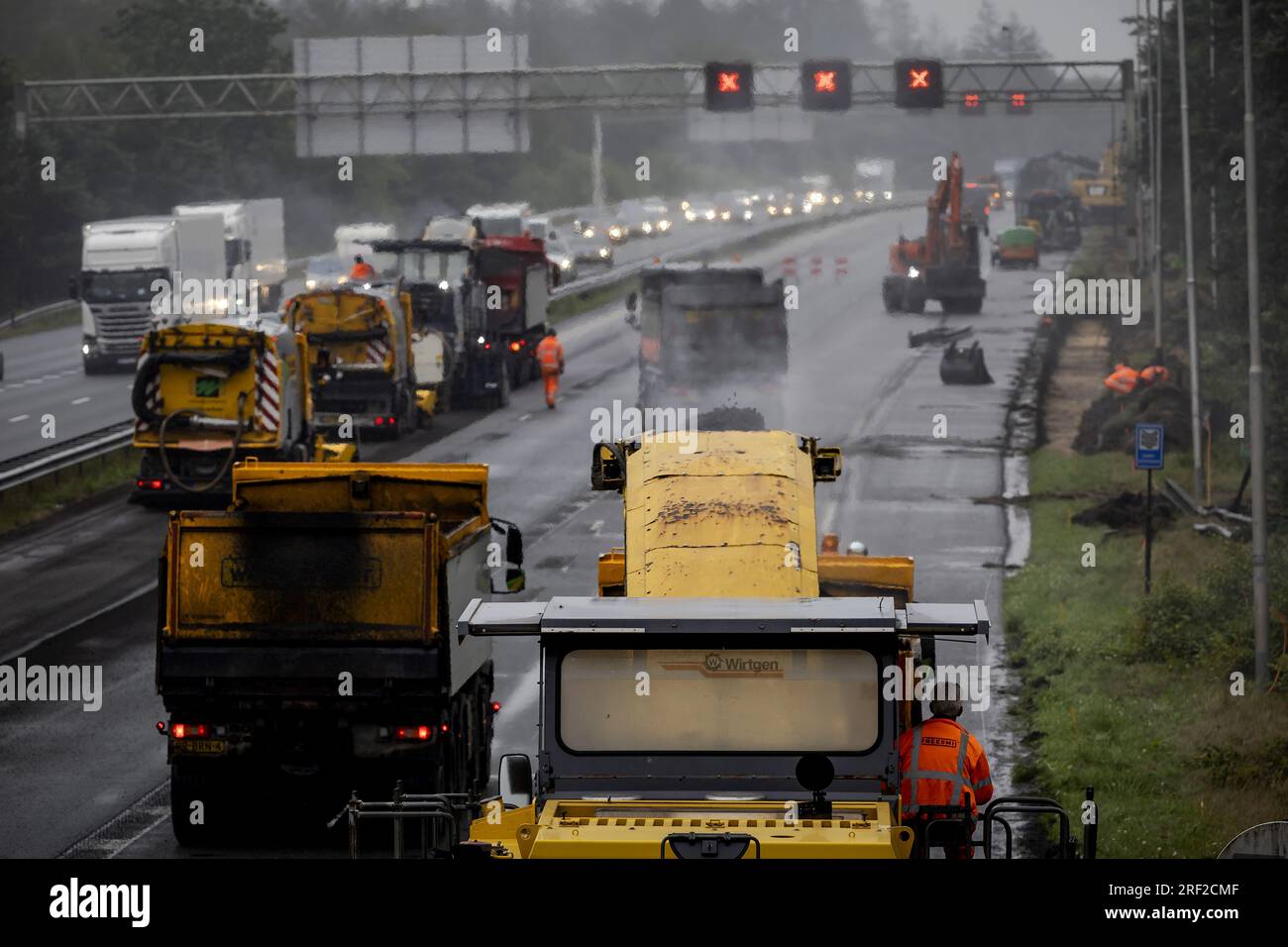 ARNHEM - Work on the A12. The highway near Arnhem is closed for days in the direction of Germany due to major maintenance by Rijkswaterstaat. ANP ROBIN VAN LONKHUIJSEN netherlands out - belgium out Stock Photo