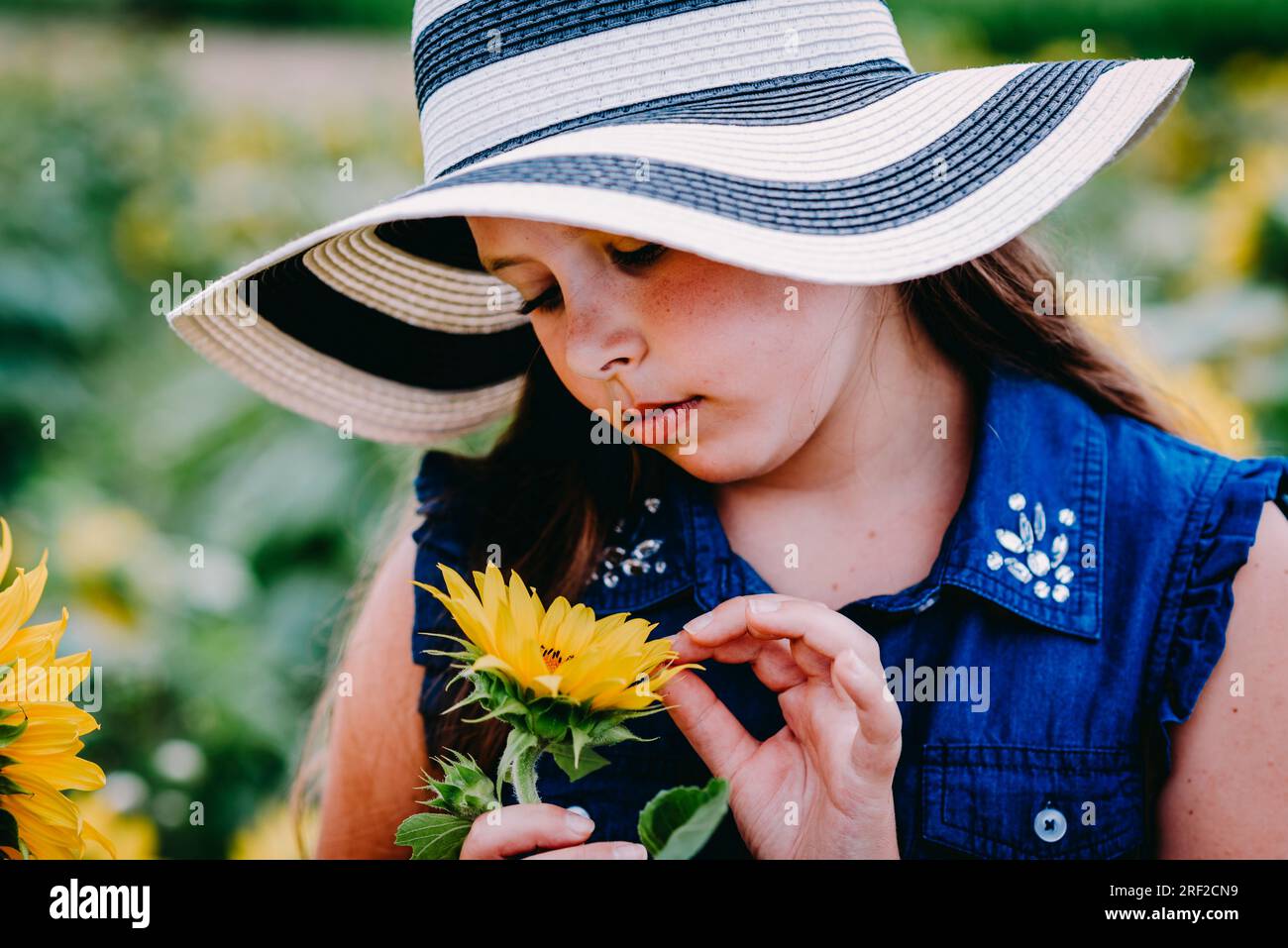 Girl child summer dress hat hi-res stock photography and images - Alamy