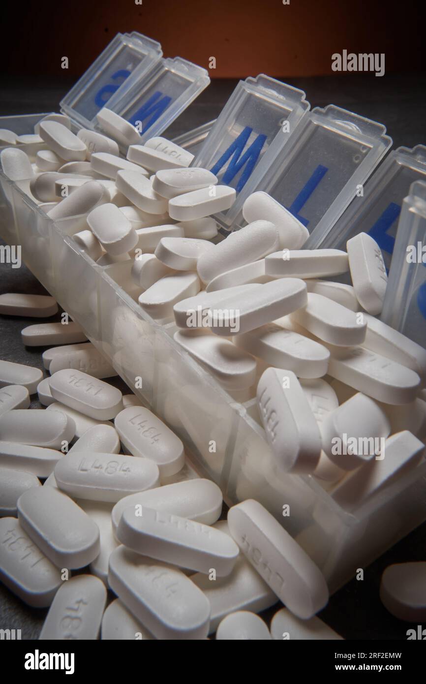 Weekly pill planner and Acetaminophen tablets Stock Photo Alamy