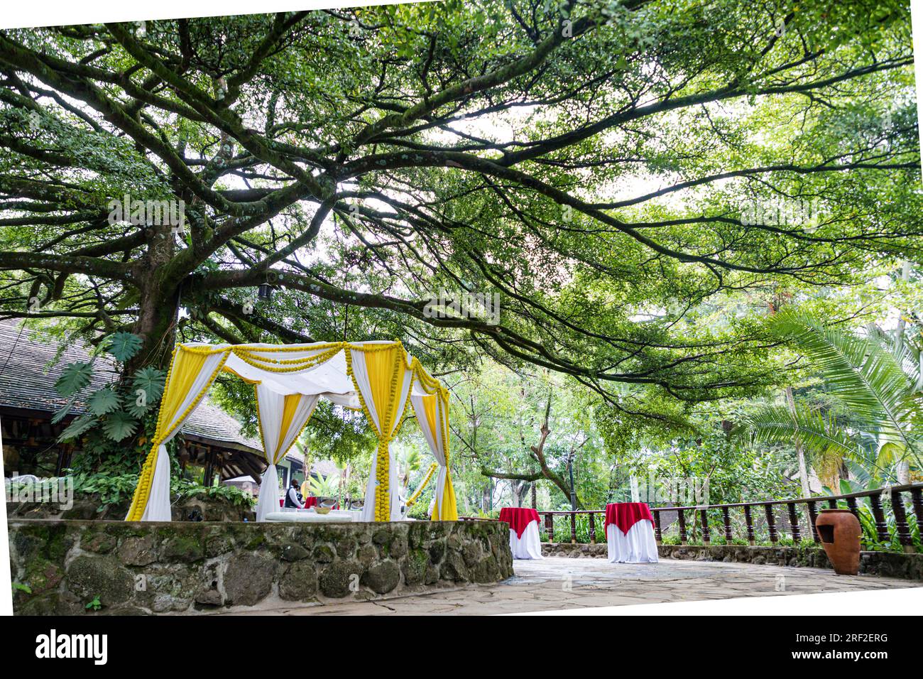 Antony Trivet Weddings Indian Asian Hindu Weddings Photographer At Kenya Landscapes Safari Park Hotel Wedding Venue Gardens Beautiful stunning wedding Stock Photo