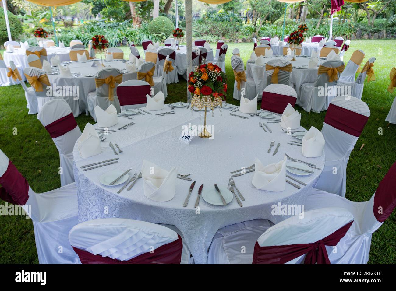 Wedding outdoor grass hi-res stock photography and images - Page 22 - Alamy, image size:1300x956
