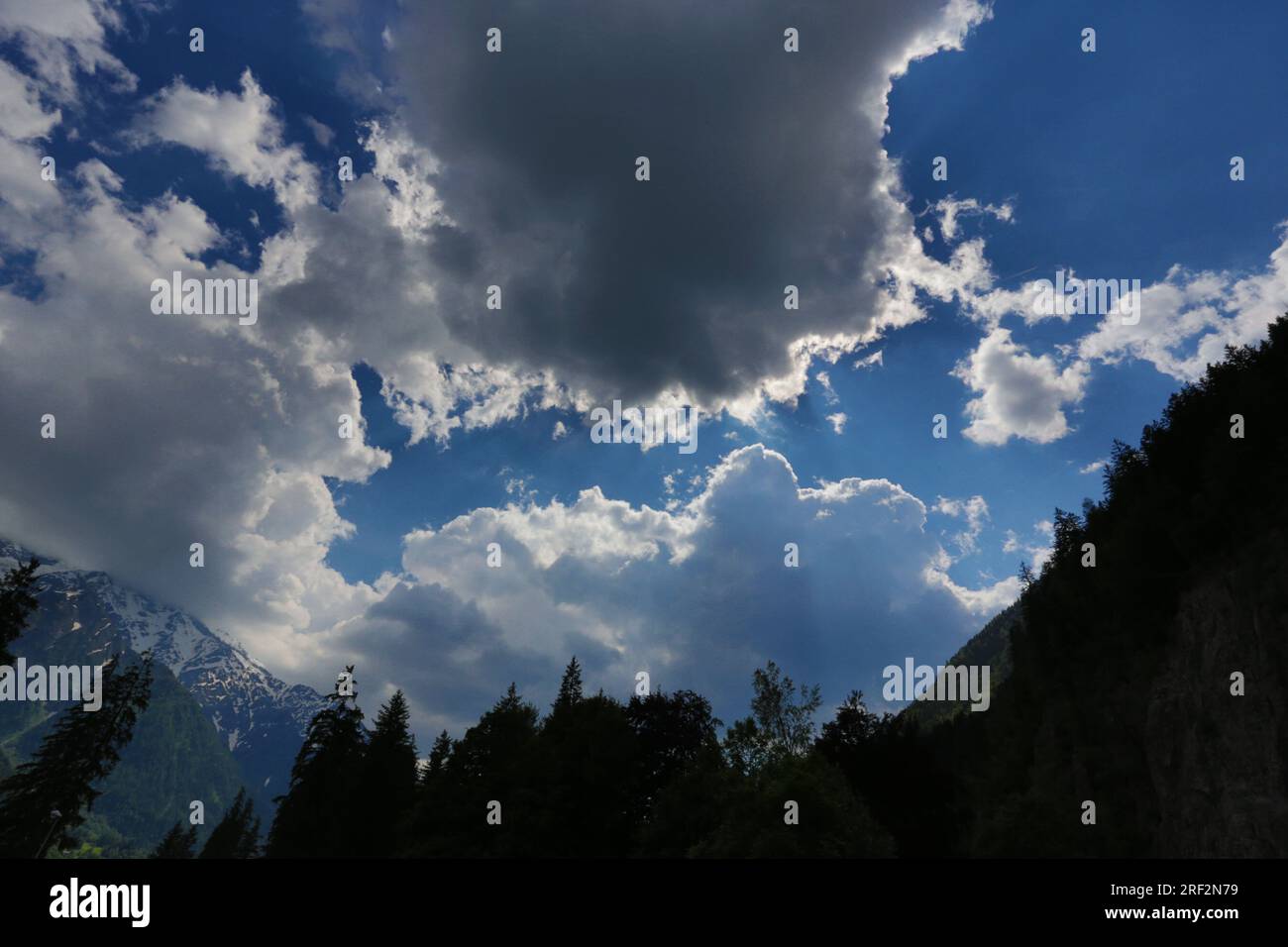 France, Chamonix : nuages en contre jour et ciel bleu Stock Photo