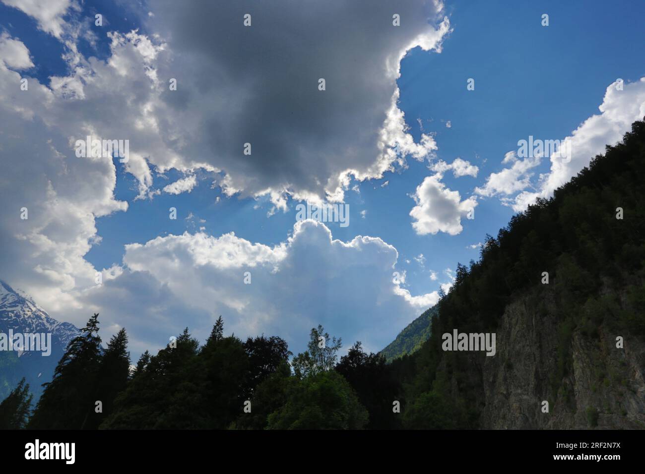 France, Chamonix : nuages en contre jour et ciel bleu Stock Photo