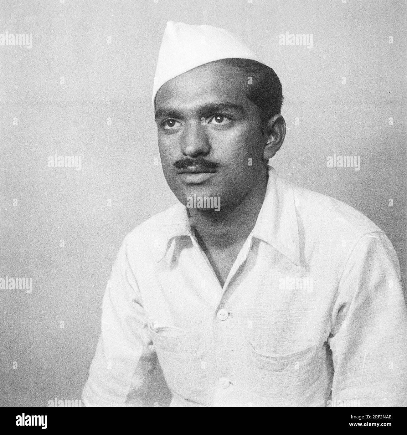 old vintage 1900s black and white picture studio portrait Indian man wearing Gandhi topi Nehru cap India Stock Photo