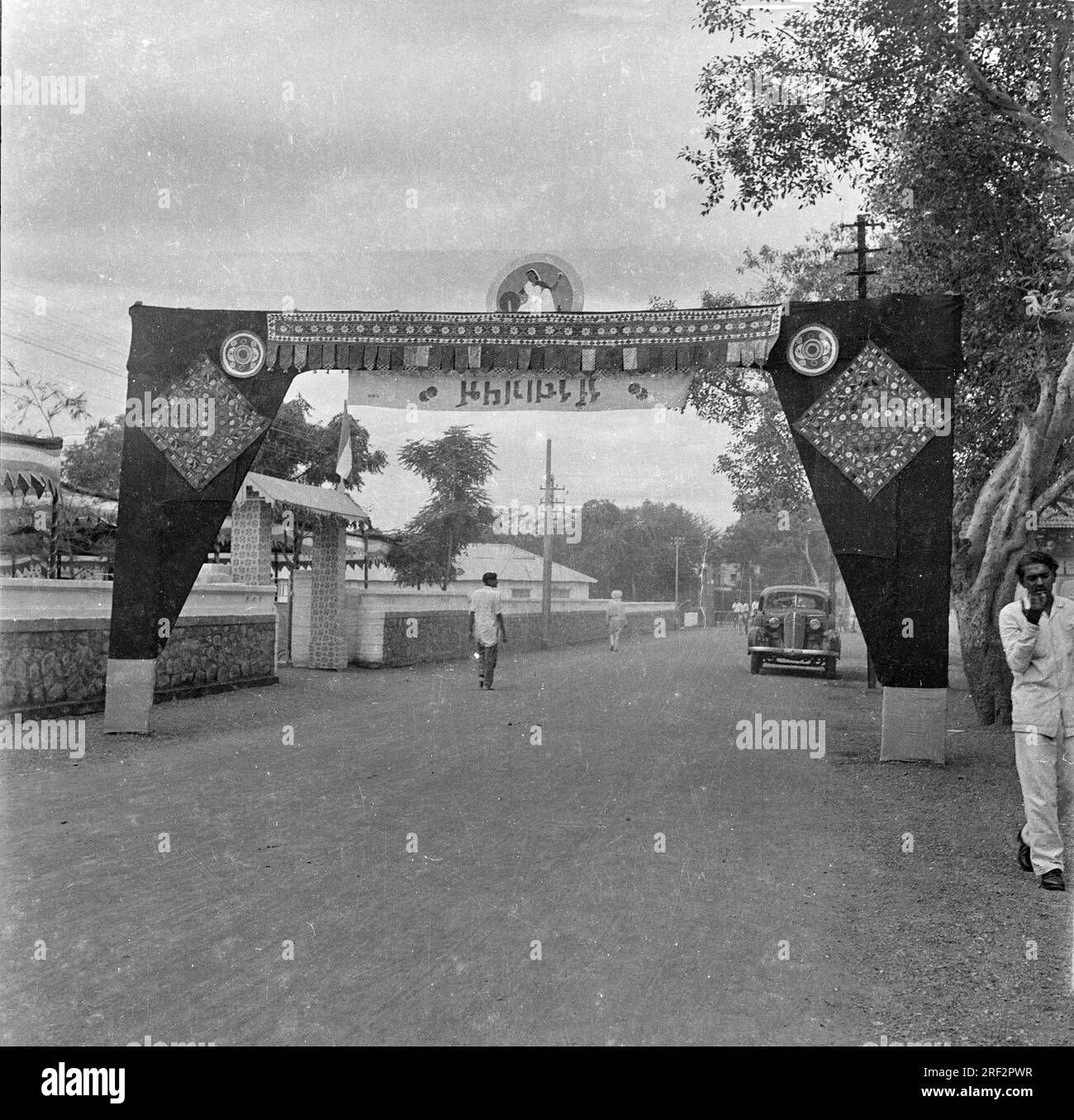 old vintage 1900s black and white picture of welcome arch vintage car India 1940s Stock Photo