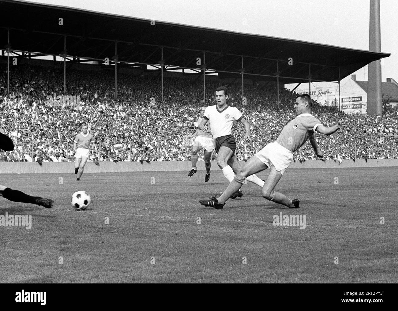 ARCHIVE PHOTO: Friedhelm Timo KONIETZKA would have been 85 on August 2nd, 2023, 01SN 1860 FCB 140865SP.jpg Friedhelm 'Timo' KONIETZKA (D, r.), TSV Munich 1860, scored the goal to 1:0, behind him in the white jersey is Franz BECKENBAUER (D), FC Bayern Munich, who can no longer intervene; first local derby derby of the two teams in the Bundesliga, landscape format; black and white shot; Soccer Bundesliga TSV Munich 1860 - FC Bayern Munich 1:0, on August 14, 1965, first matchday of the 1965/66 season; ?SVEN SIMON, Princess-Luise-Str.41#45479 Muelheim/Ruhr#tel.0208/9413250#fax 0208/9413260#account Stock Photo