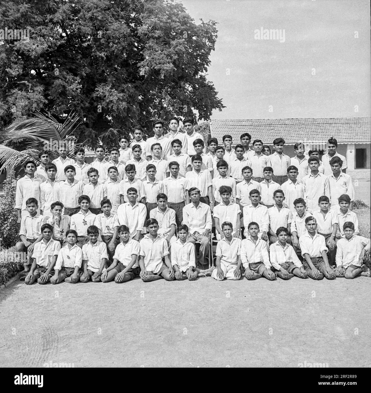 Old school group photo black hi res stock photography and images