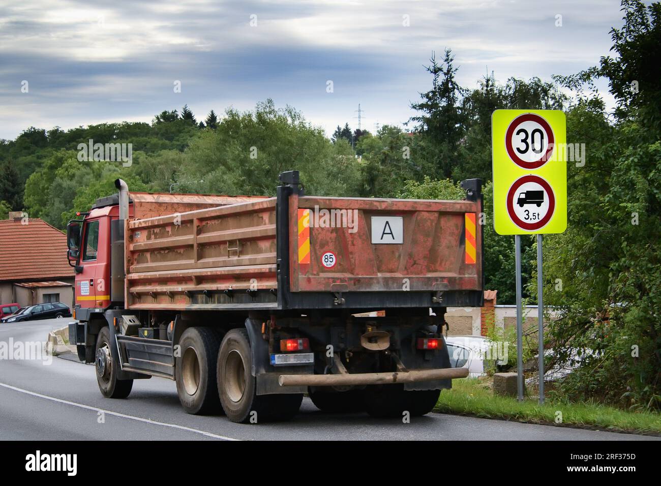 Lorry prohibition sign hi-res stock photography and images - Alamy