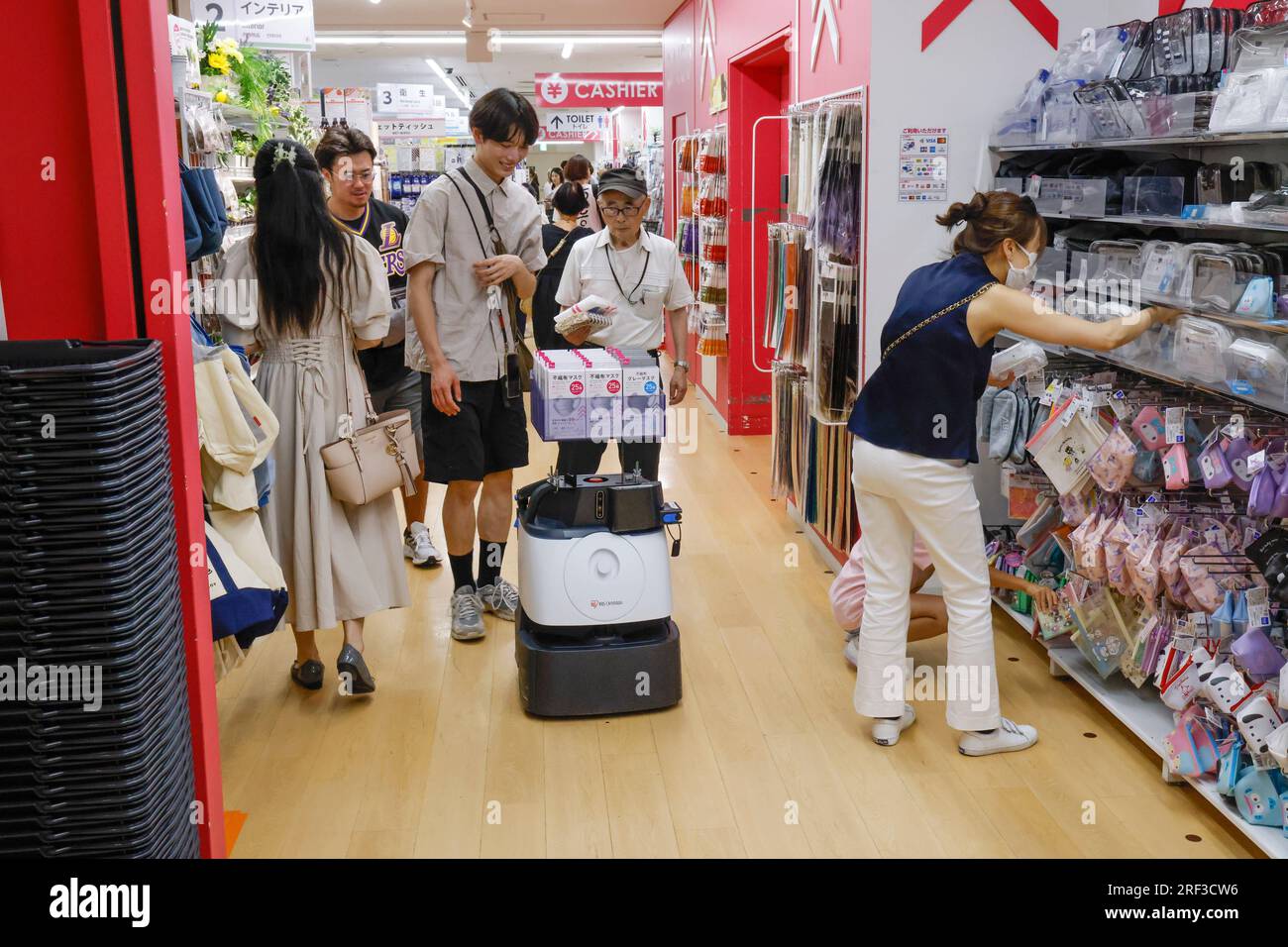 Daiso store hi-res stock photography and images - Alamy