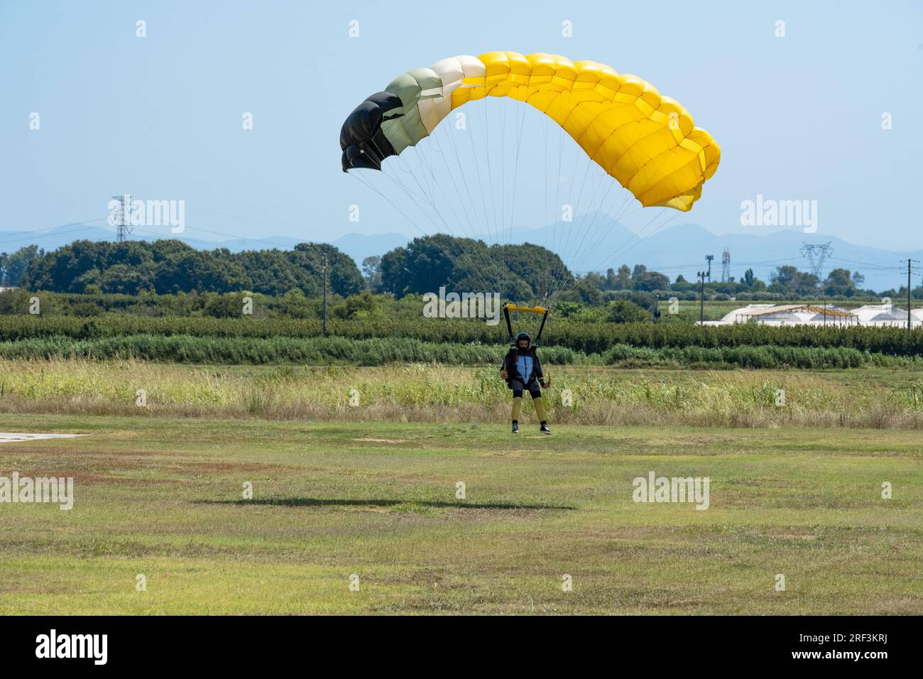 Parachute landing fall hires stock photography and images Alamy