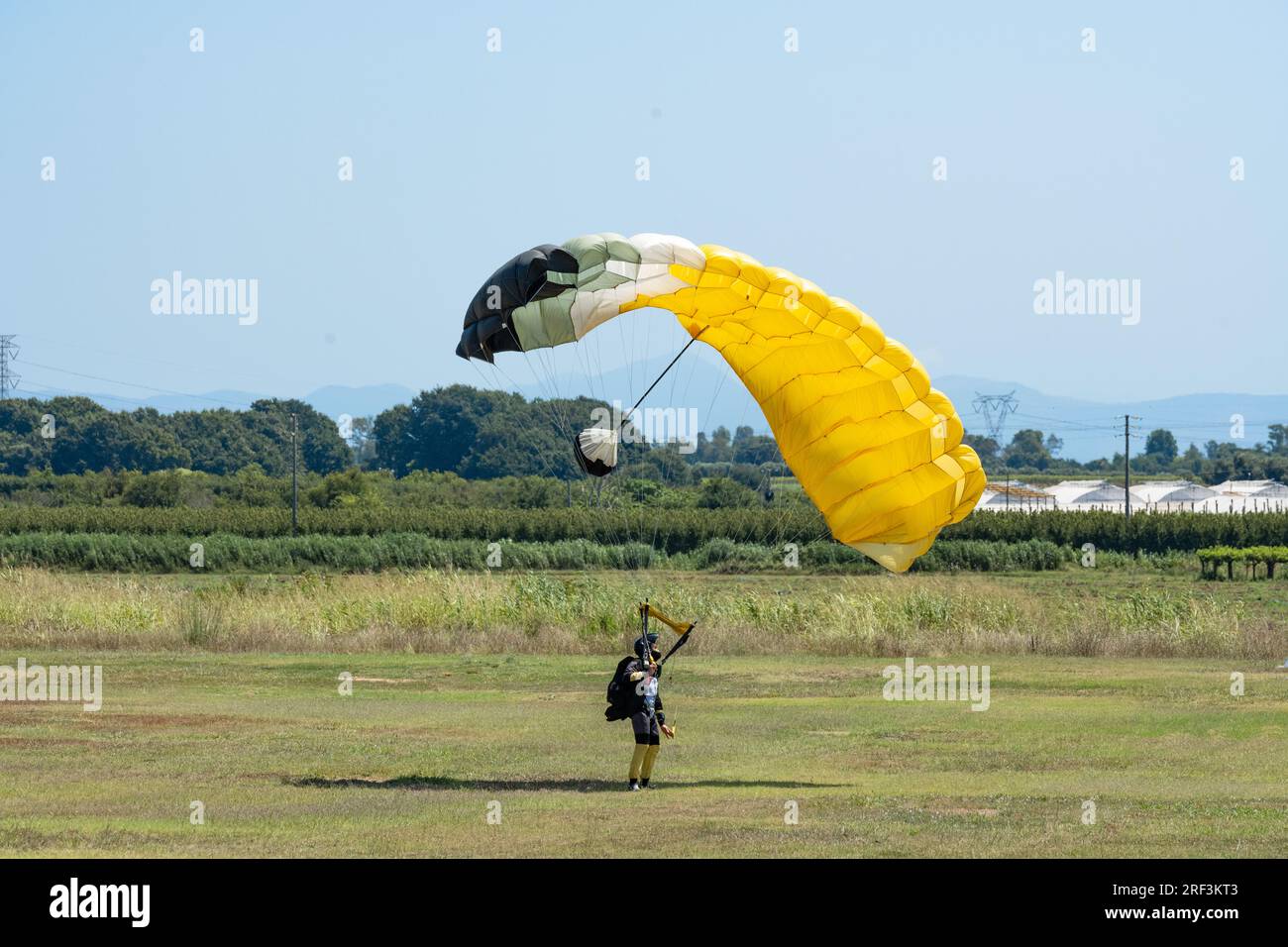 Parachute landing fall hires stock photography and images Alamy