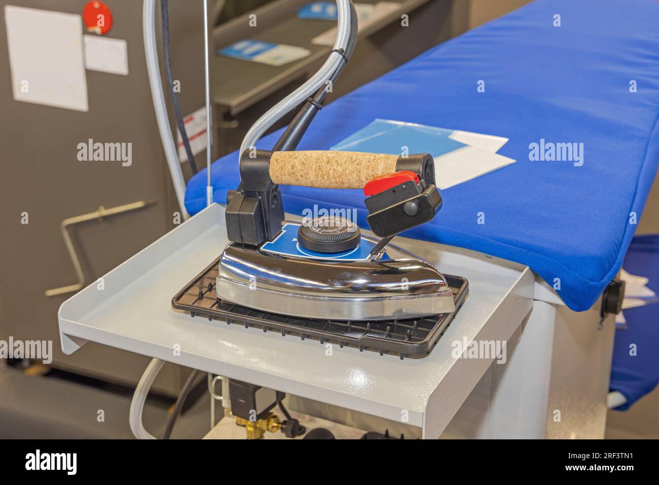 Industrial Steam Iron Professional Equipment Laundry Service Stock