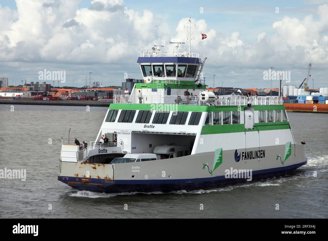 The battery-powered car / foot passenger / cyclist ferry 