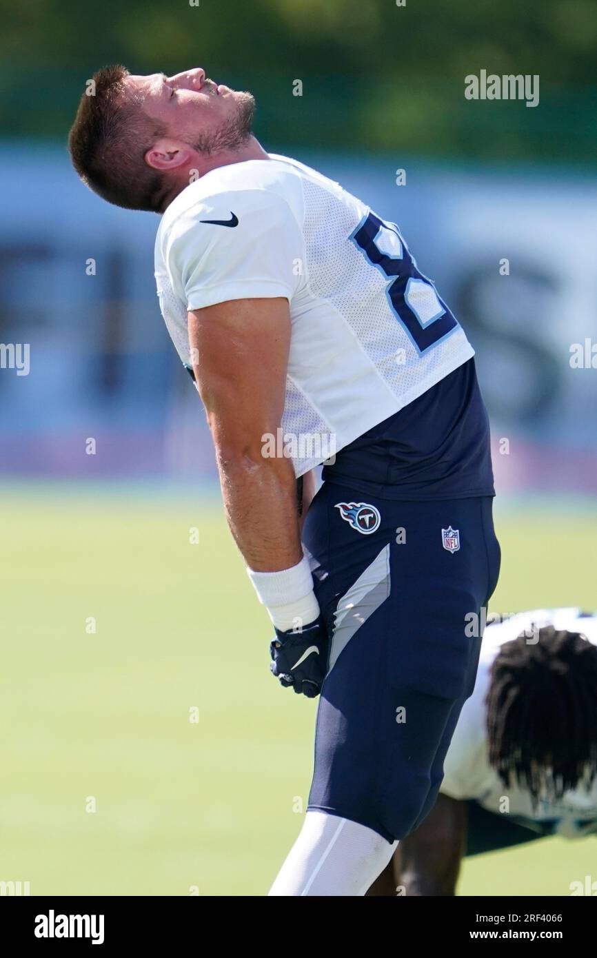 Tennessee Titans tight end Kevin Rader (86) warms up before