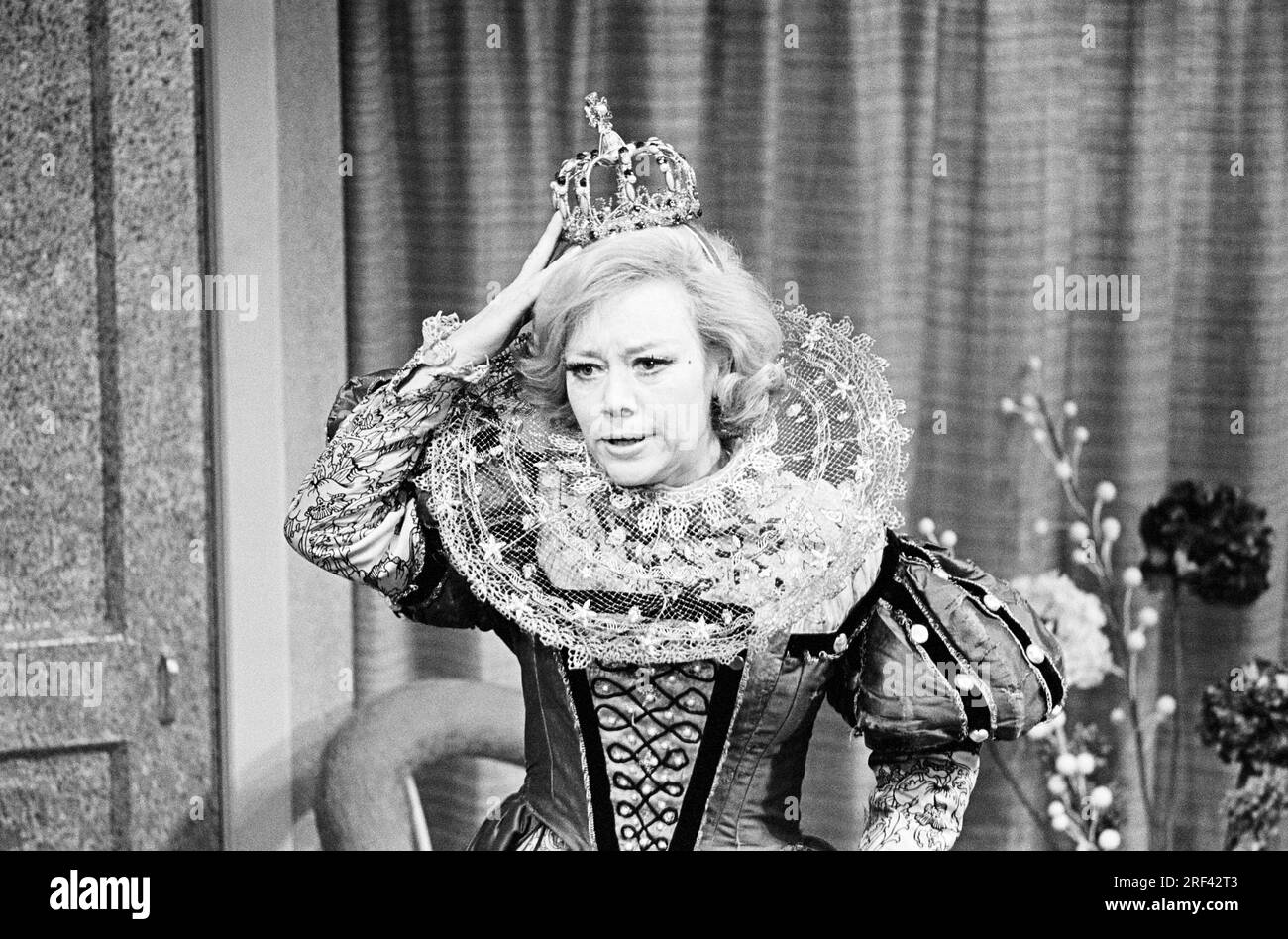 Glynis Johns in COME AS YOU ARE! by John Mortimer at the New Theatre, London WC2  27/01/1970  set design: Alan Tagg  costumes: Beatrice Dawson  lighting: Joe Davis  director: Allan Davis Stock Photo