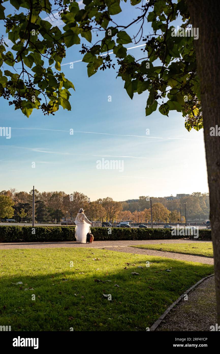 Happy bride and groom enjoying their wedding in Paris Stock Photo - Alamy