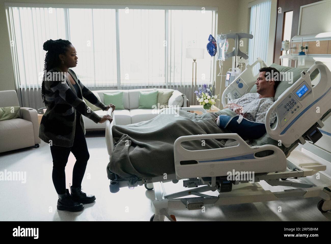 THE LINCOLN LAWYER, from left Jazz Raycole, Manuel GarciaRulfo