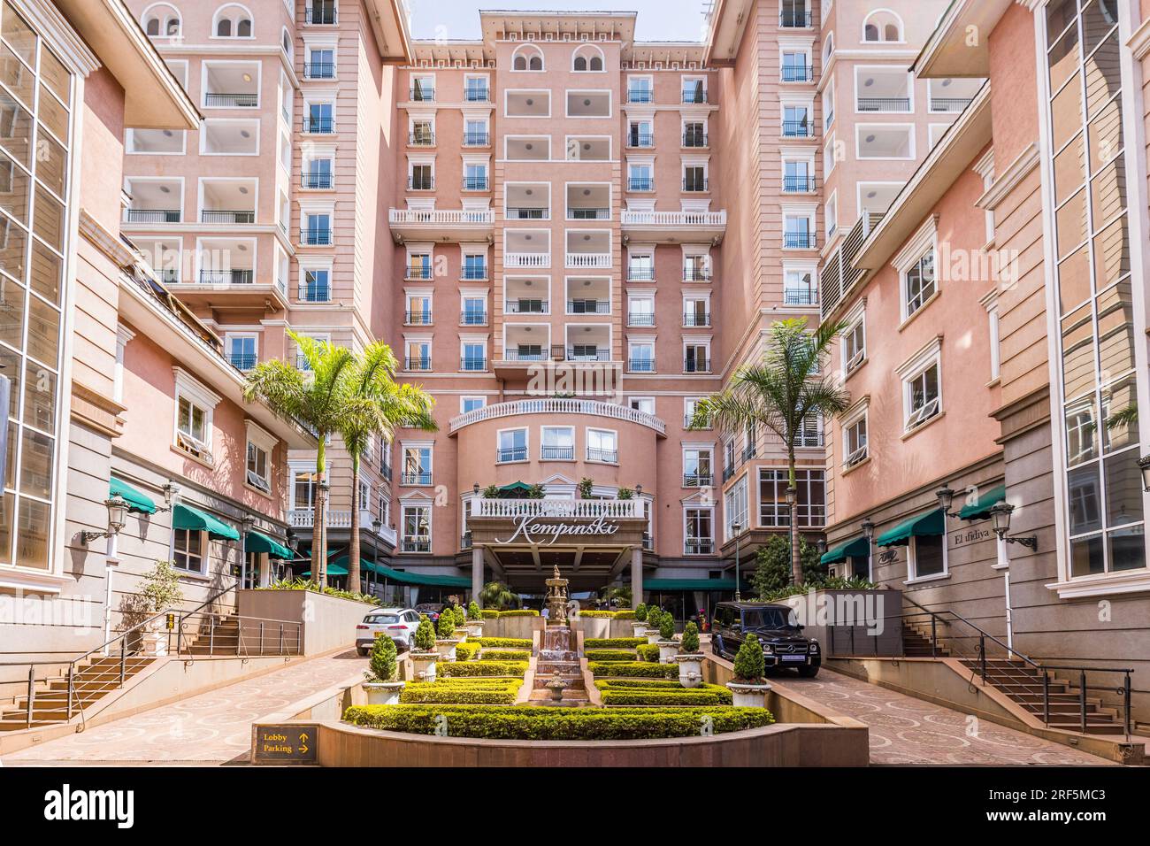 Villa Rosa Kempinski Nairobi Explore the city in style and comfort by staying at the best luxury 5-star hotel in Nairobi. Offering the perfect fusion o Stock Photo