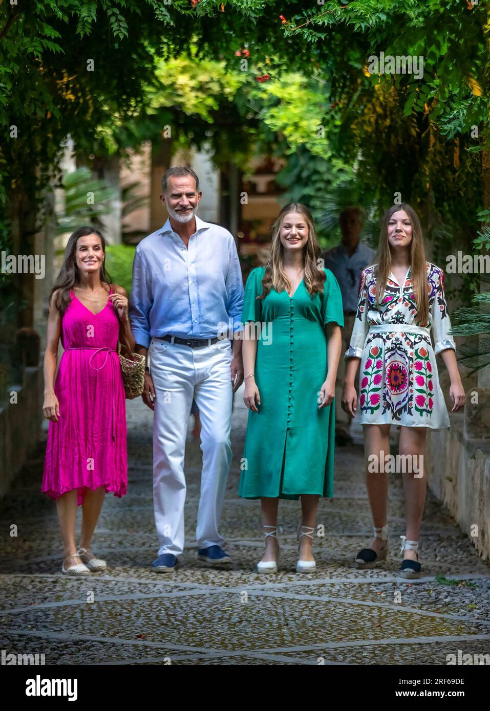 Soller, Spanien. 31st July, 2023. King Felipe, Queen Letizia, Princess Leonor and Princess Sofia of Spain at the los jardines de la Alfabia in Soller, on July 31, 2023, posing for the press during their holidays Credit: Albert Nieboer/Netherlands OUT/Point De Vue OUT/dpa/Alamy Live News Stock Photo