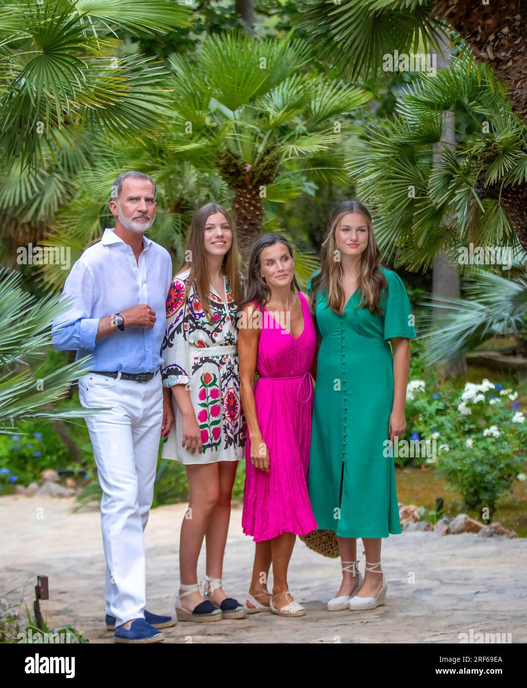 Soller, Spanien. 31st July, 2023. King Felipe, Queen Letizia, Princess Leonor and Princess Sofia of Spain at the los jardines de la Alfabia in Soller, on July 31, 2023, posing for the press during their holidays Credit: Albert Nieboer/Netherlands OUT/Point De Vue OUT/dpa/Alamy Live News Stock Photo
