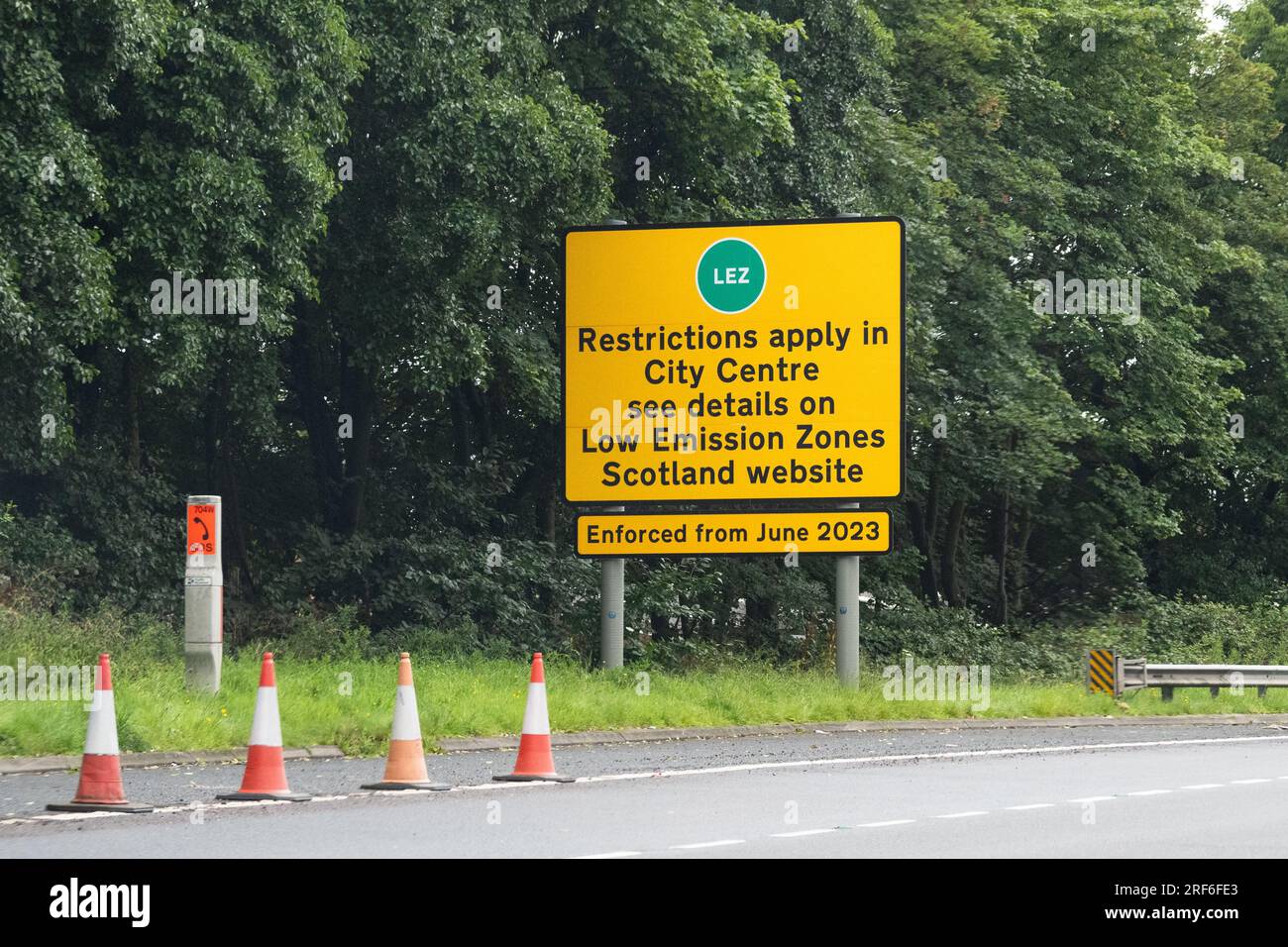 Glasgow LEZ sign on the M8 motorway, Glasgow, Scotland, UK Stock Photo