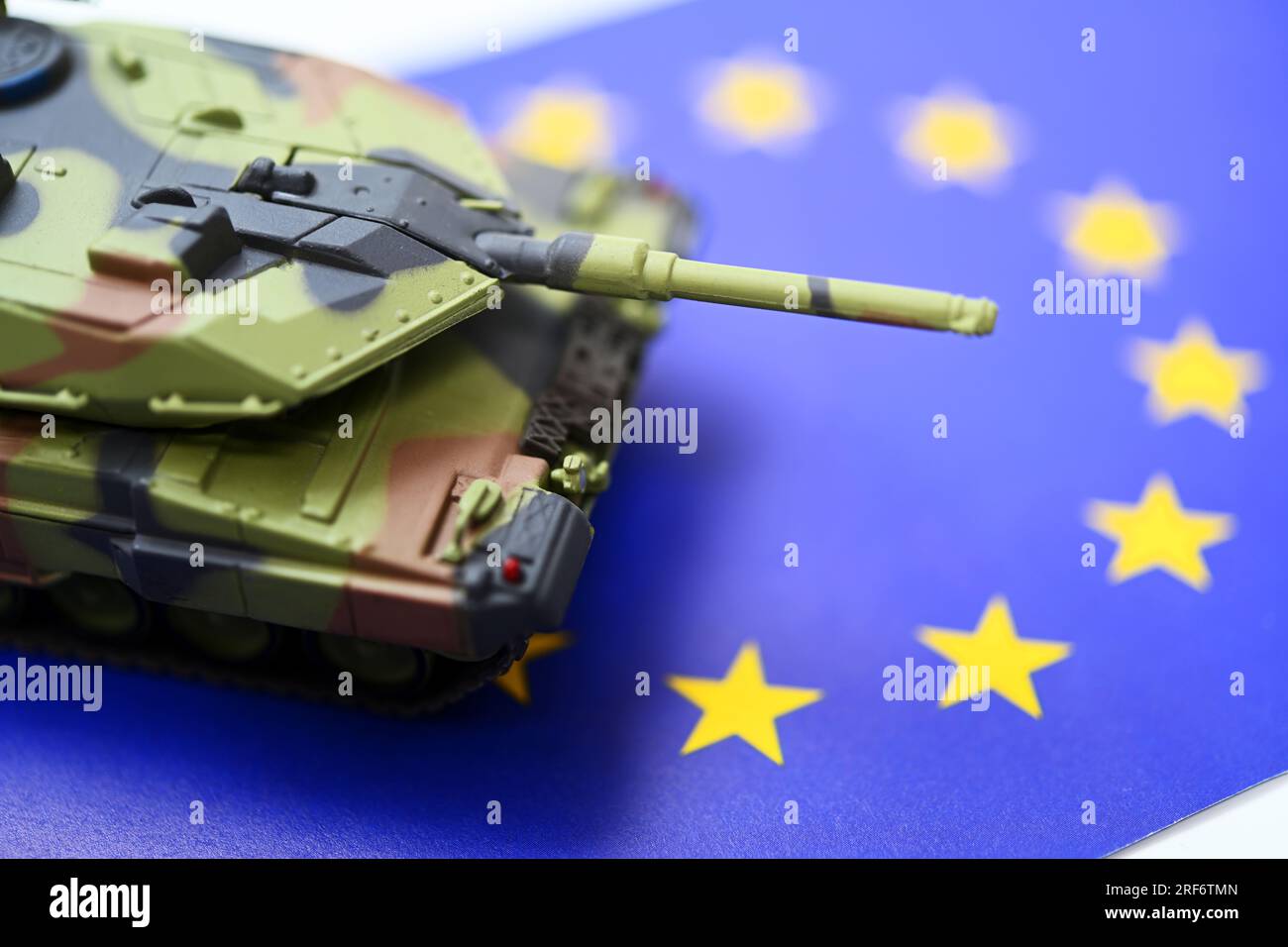 Modell eines Leopard II Kampfpanzers auf der Fahne von Europa Stock Photo