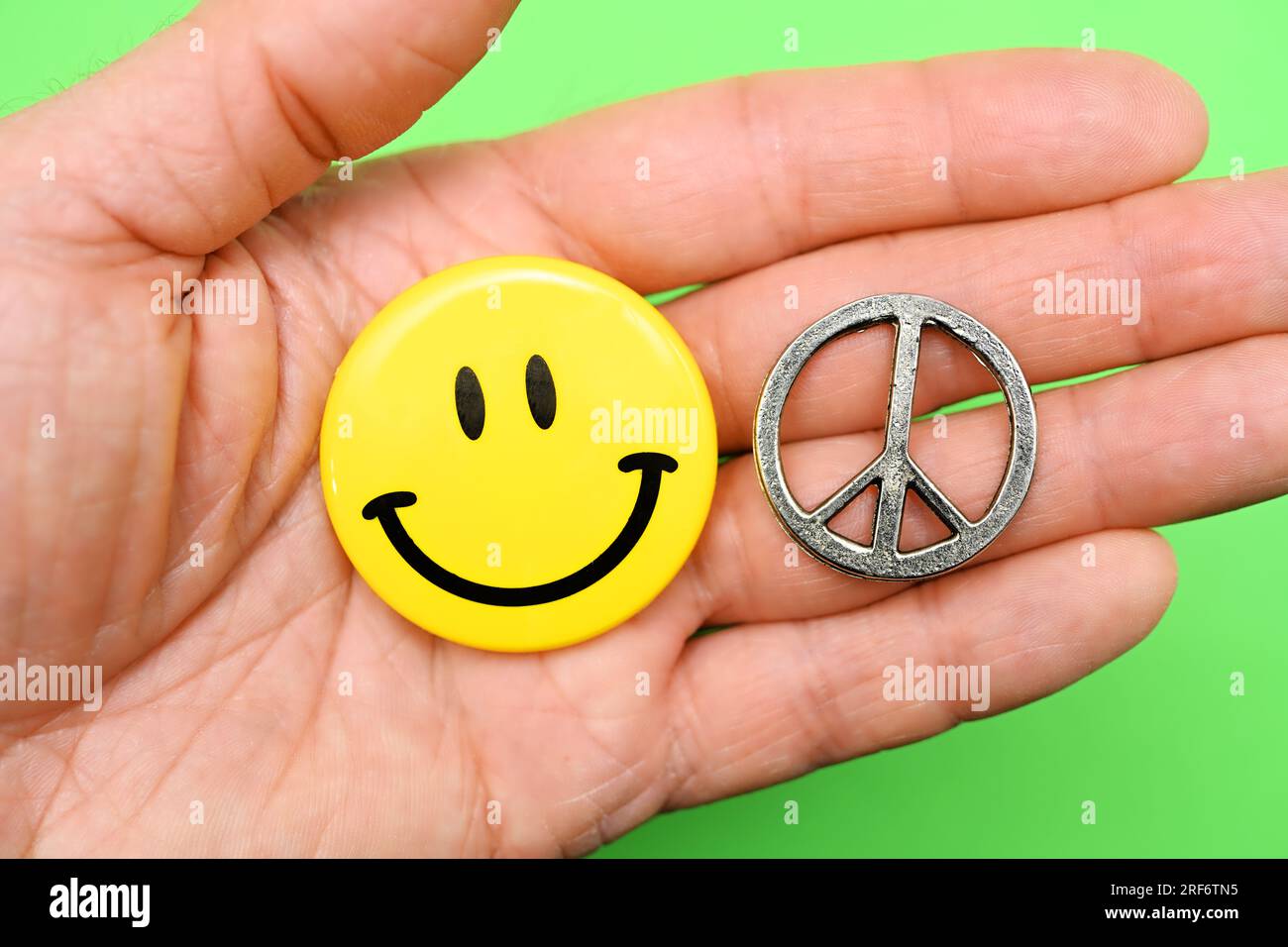 Smiley und Peace-Zeichen auf einer Handfläche, Symbolfoto Frieden Stock Photo
