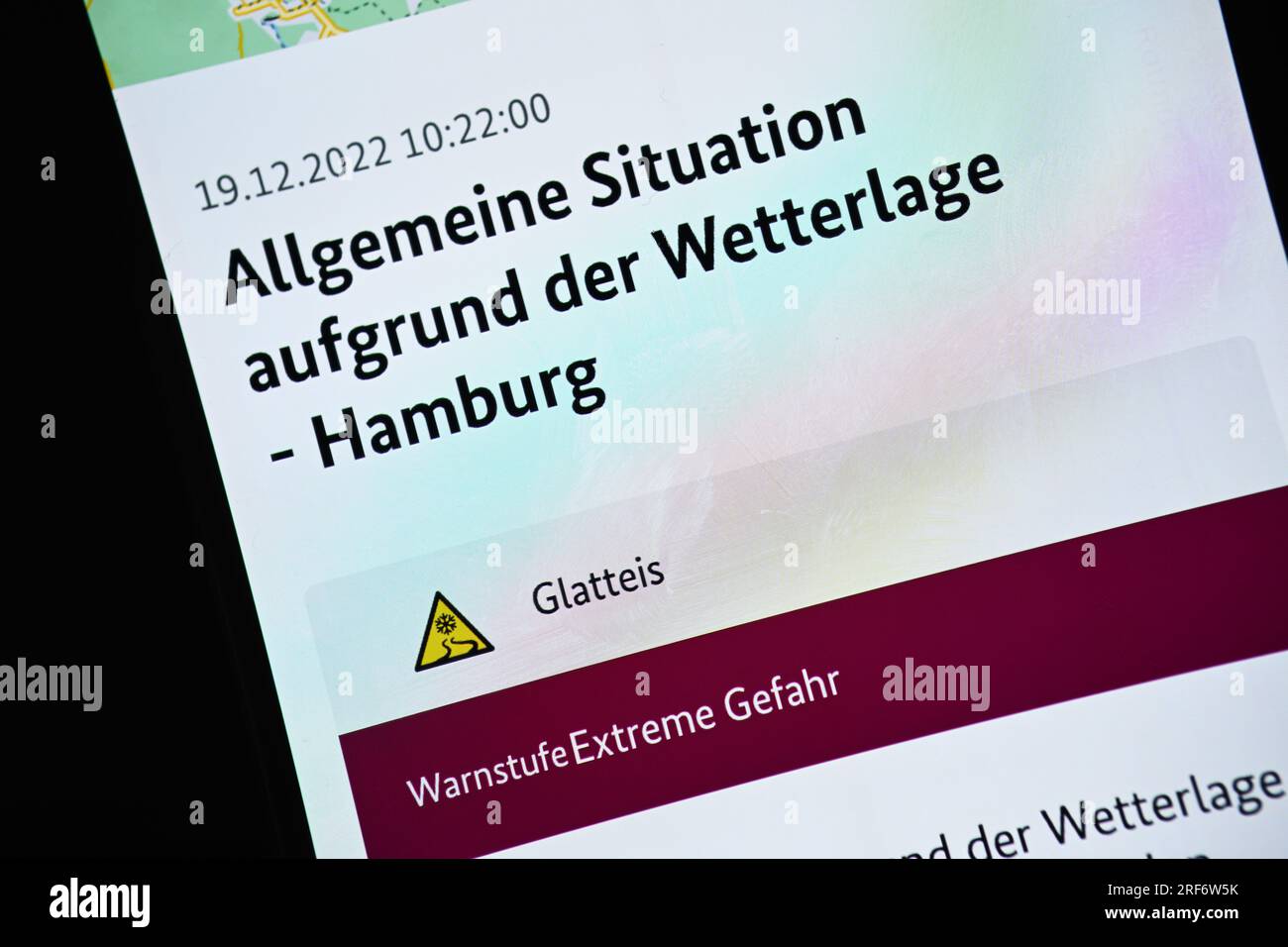 Warnmeldung Gefahr vor Glatteis in Hamburg auf einem Smartphone Stock Photo