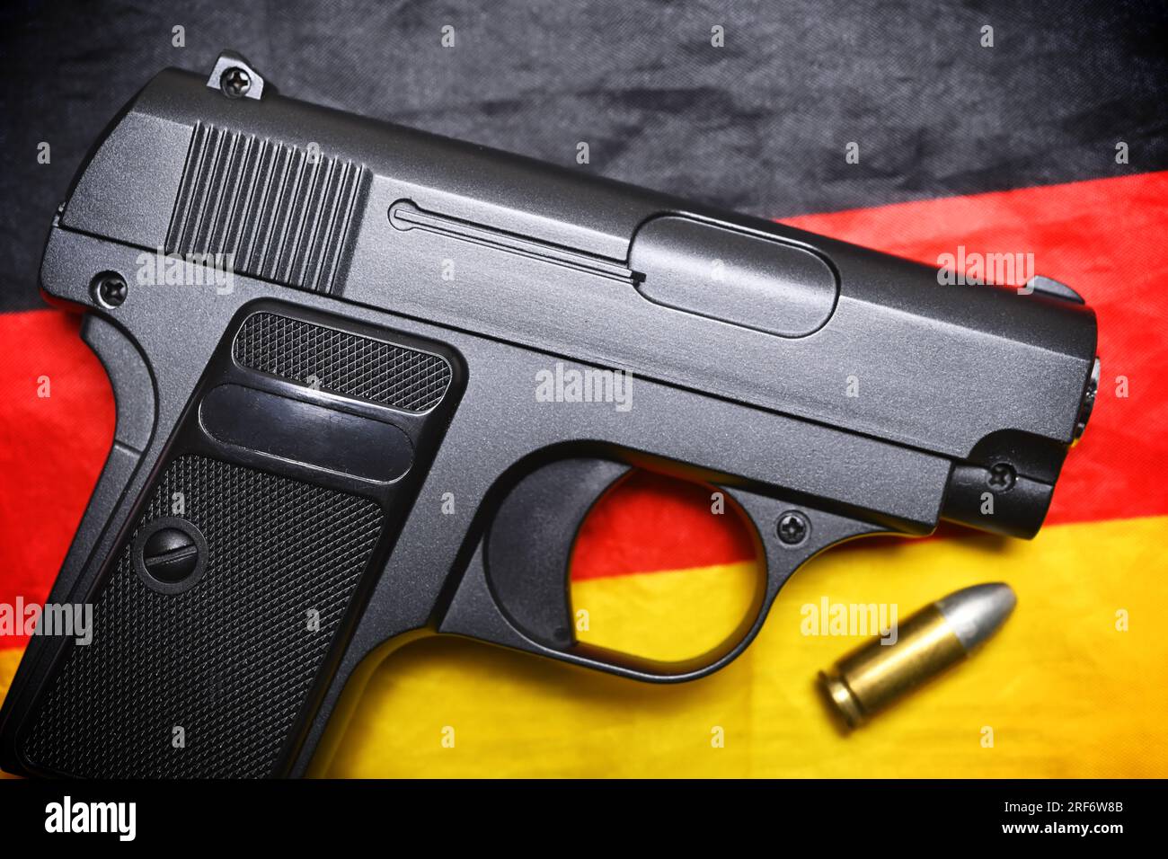 Waffe mit Patrone auf einer Deutschlandfahne Stock Photo