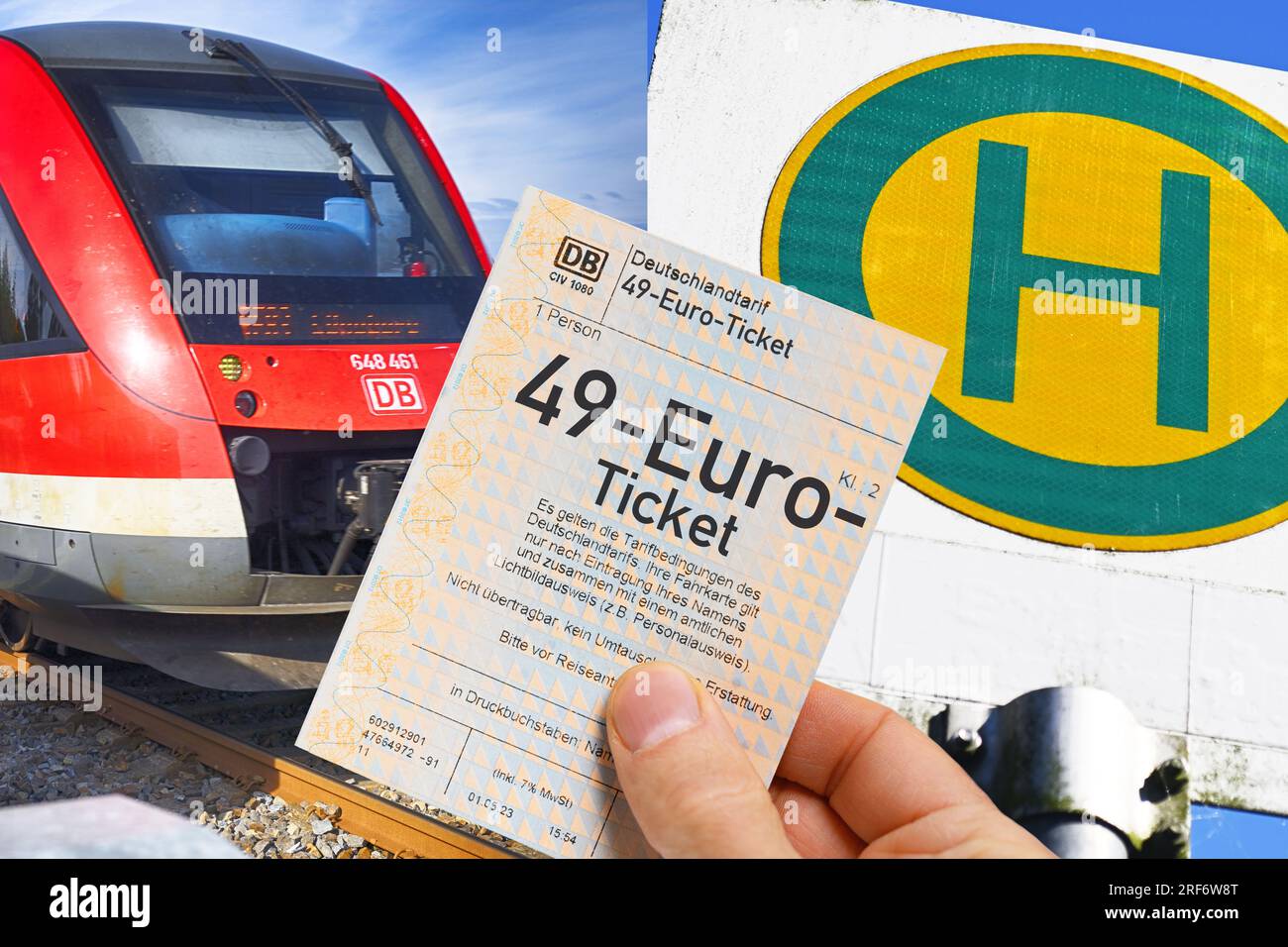FOTOMONTAGE, Hand hält 49-Euro-Ticket vor Regionalbahn und Bushaltestellenschild, Symbolfoto Stock Photo