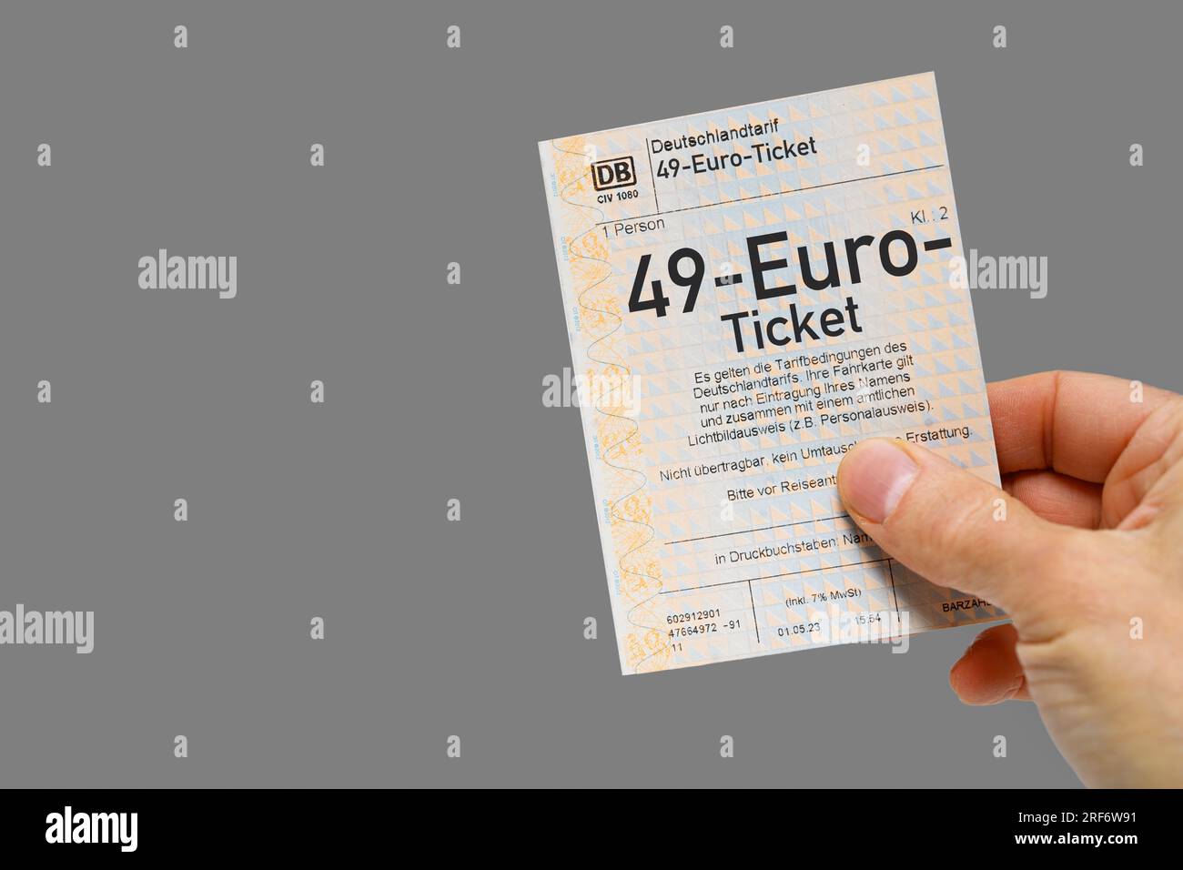 FOTOMONTAGE, Hand hält 49-Euro-Ticket, Freisteller Stock Photo