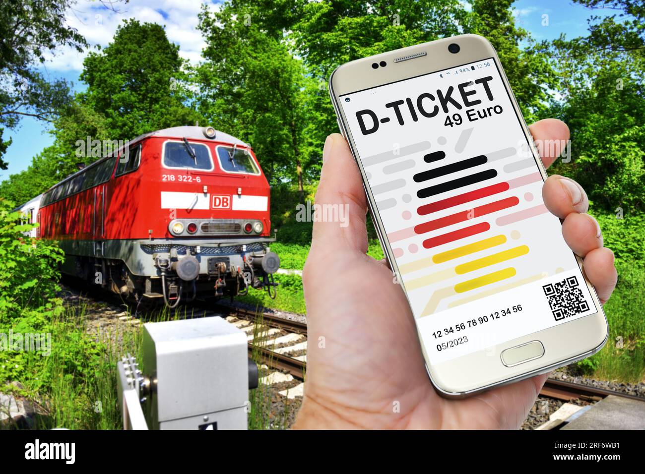 FOTOMONTAGE, Hand hält ein Smartphone mit D-Ticket vor einer Regionalbahn Stock Photo