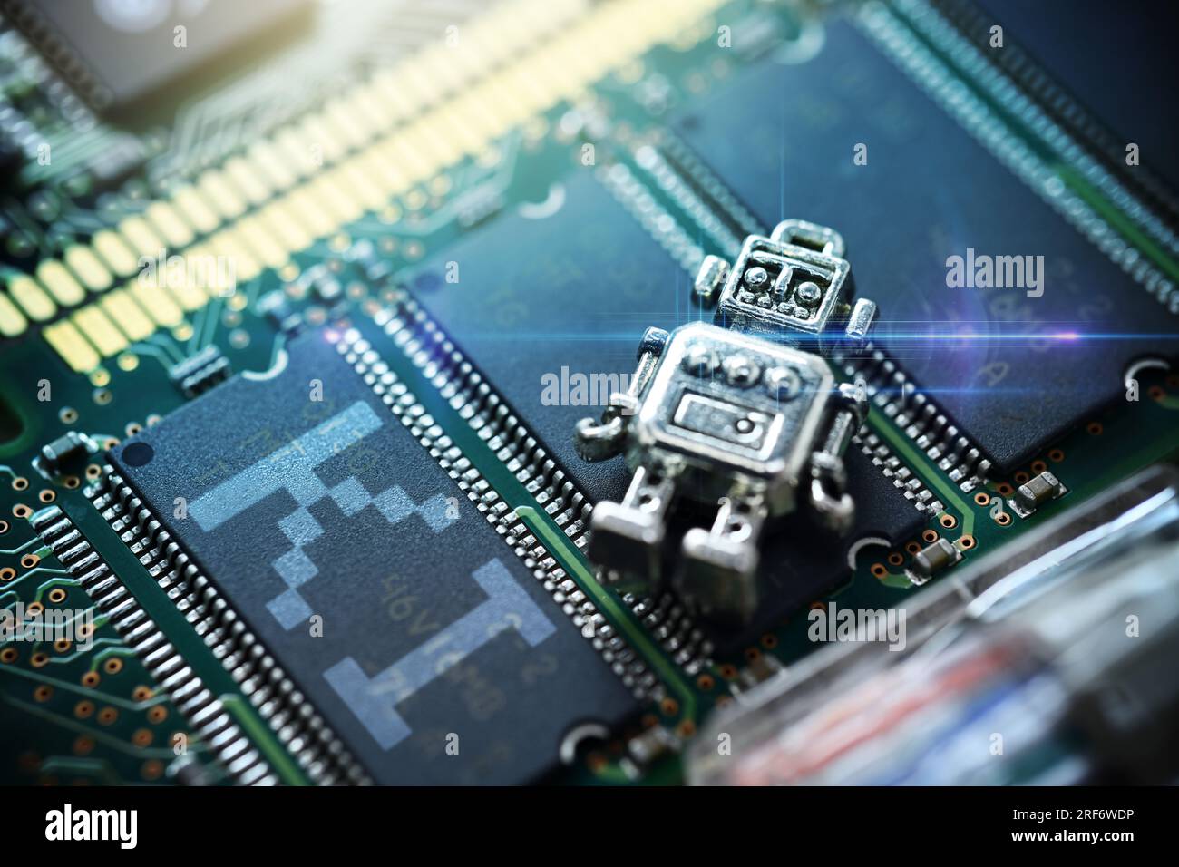 FOTOMONTAGE, Miniatur-Roboter auf einer Computerplatine mit Schriftzug KI, Symbolfoto Künstliche Intelligenz Stock Photo