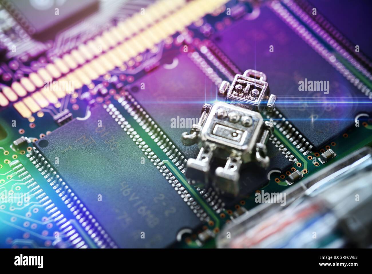 Miniatur-Roboter auf einer Computerplatine, Symbolfoto Künstliche Intelligenz Stock Photo